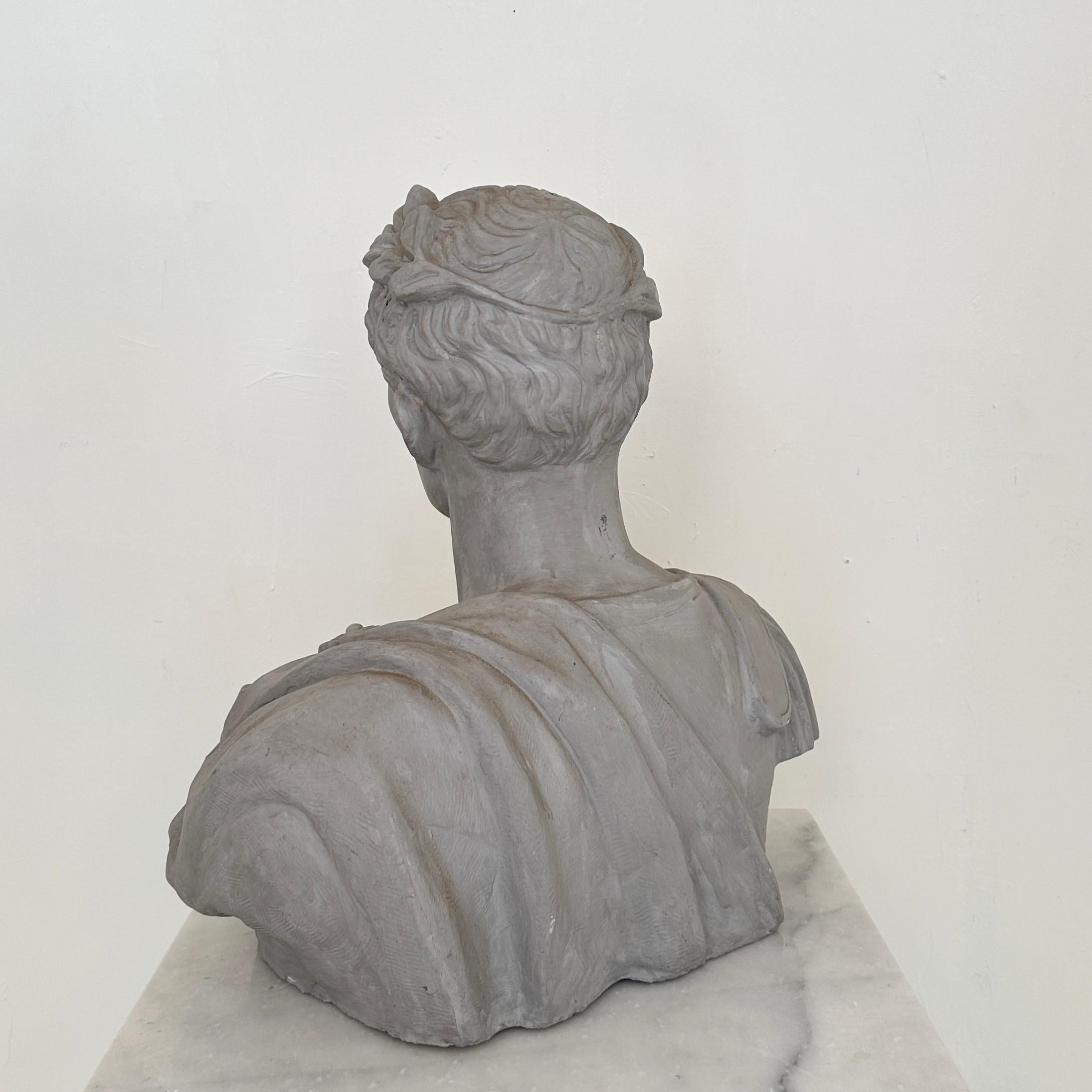 Busto italiano de César en yeso y fibra de vidrio, hacia 1960 en venta 2