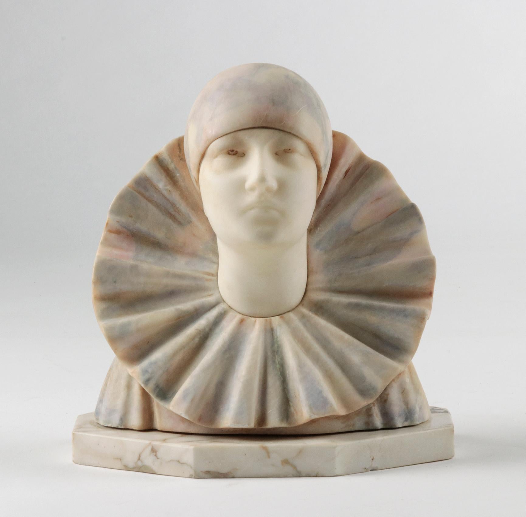 Cette belle statue a été créée par l'artiste italien A. Gentili. Il s'agit de l'image d'un clown ou d'un Pierrot. Le visage est fait d'un bel albâtre blanc:: qui contraste joliment avec l'albâtre coloré des vêtements. La statue présente un design