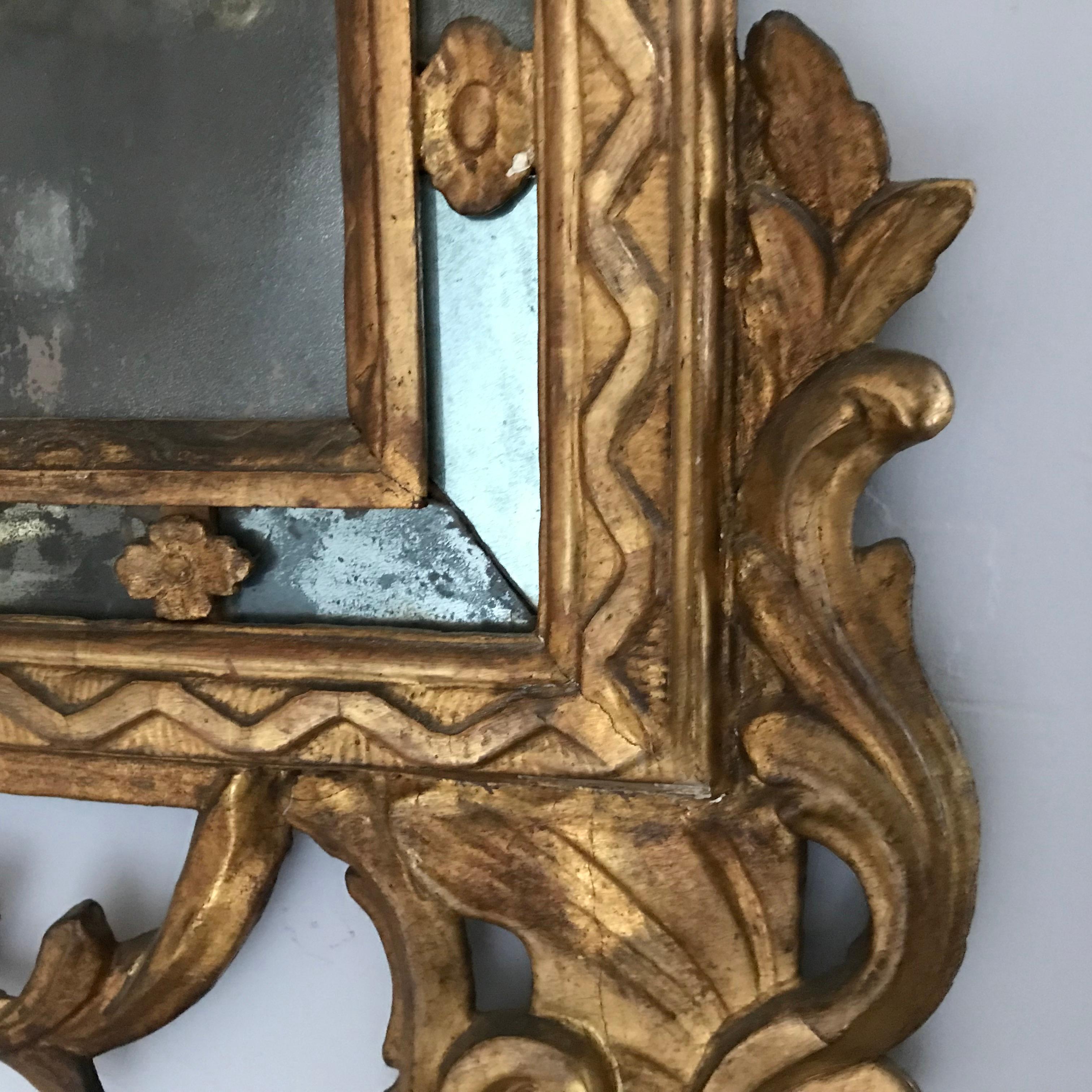 Français Miroir italien en bois doré du XVIIIe siècle en vente