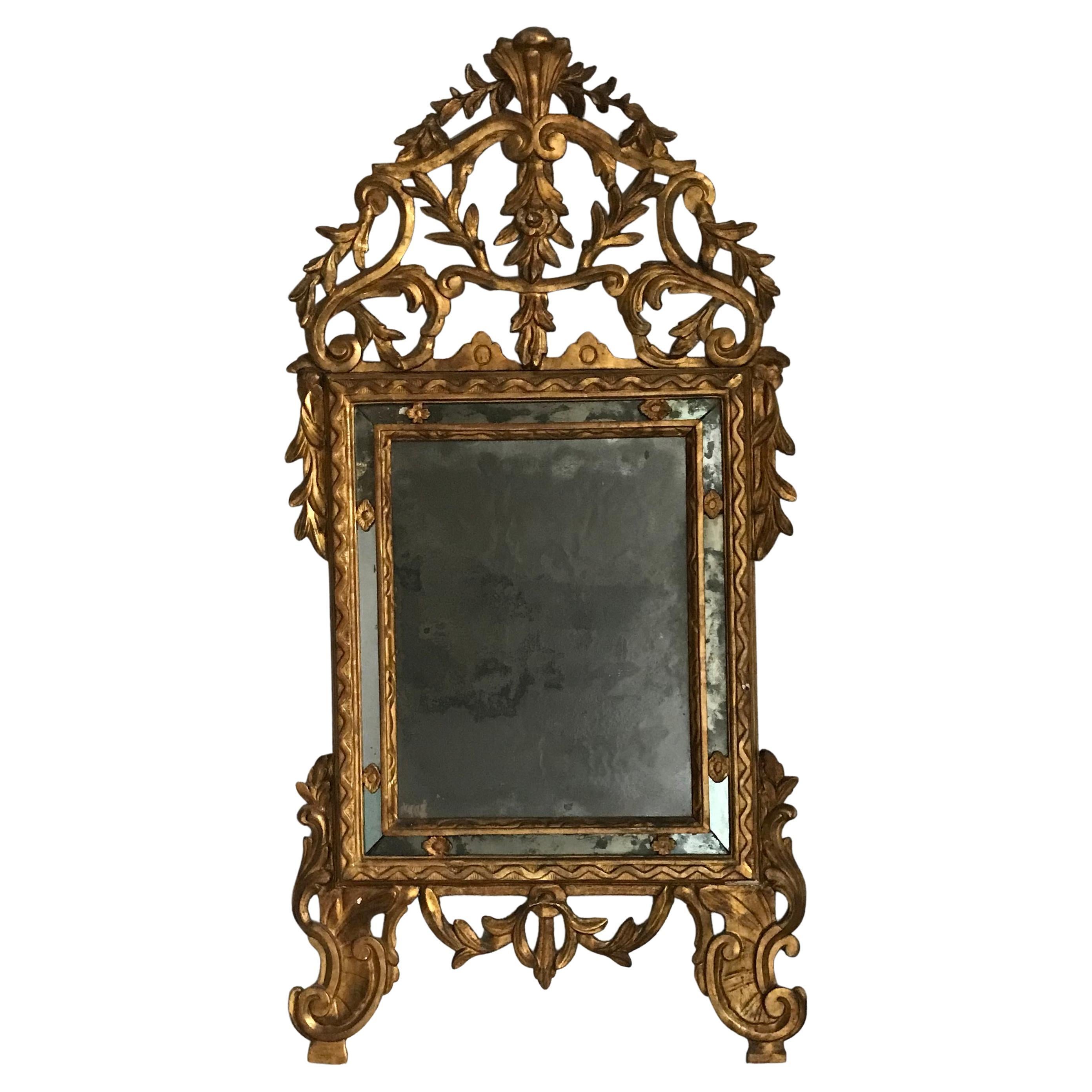 Miroir italien en bois doré du XVIIIe siècle en vente