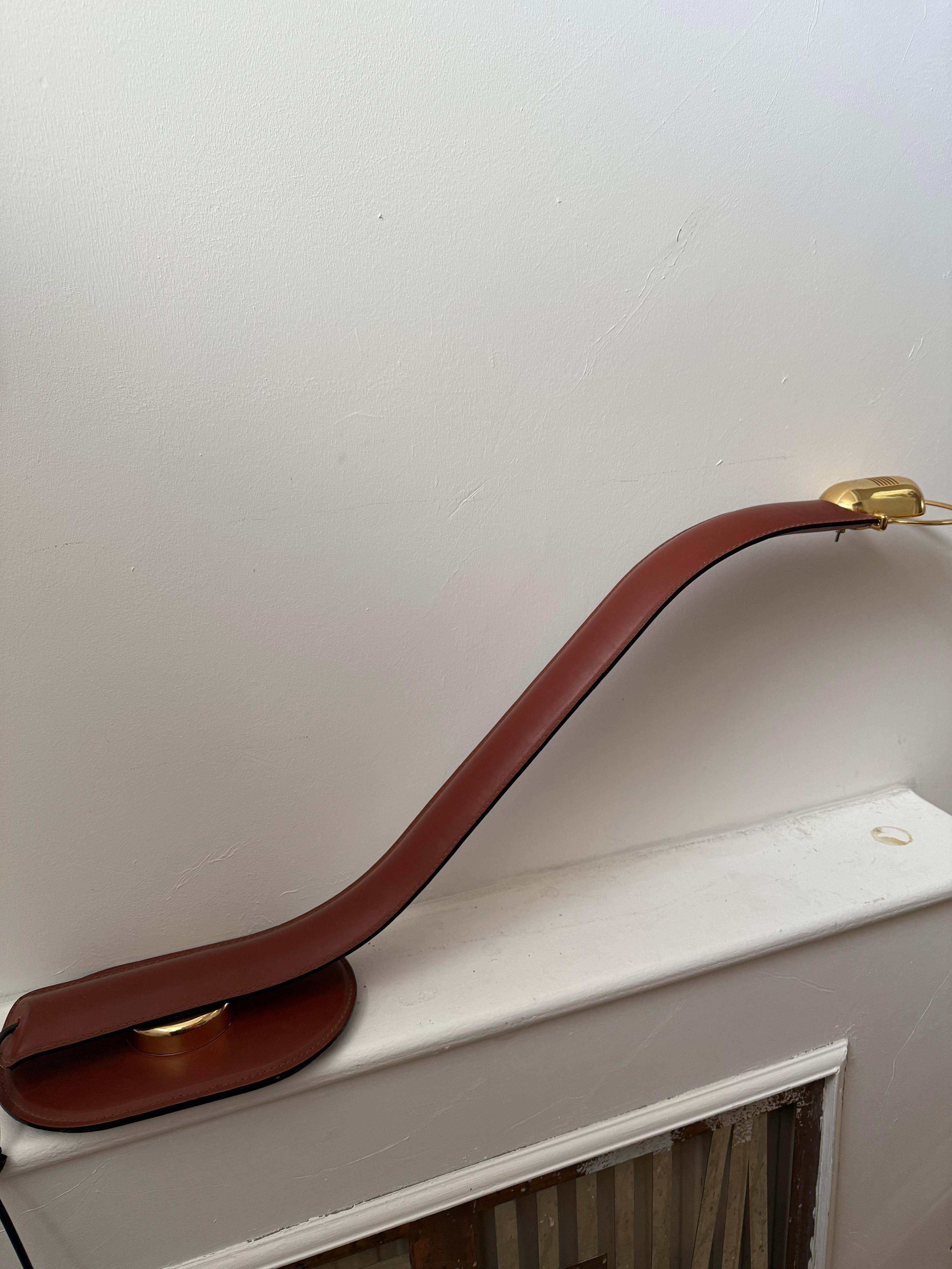 Sublime e grande lampada da tavolo Cobra di Traso Milano. Italia, 1988. Base rivestita in pelle cucita marrone, molto stabile con un pezzo di ottone che permette alla struttura di essere girevole. La struttura a forma di cobra è curva e rivestita in