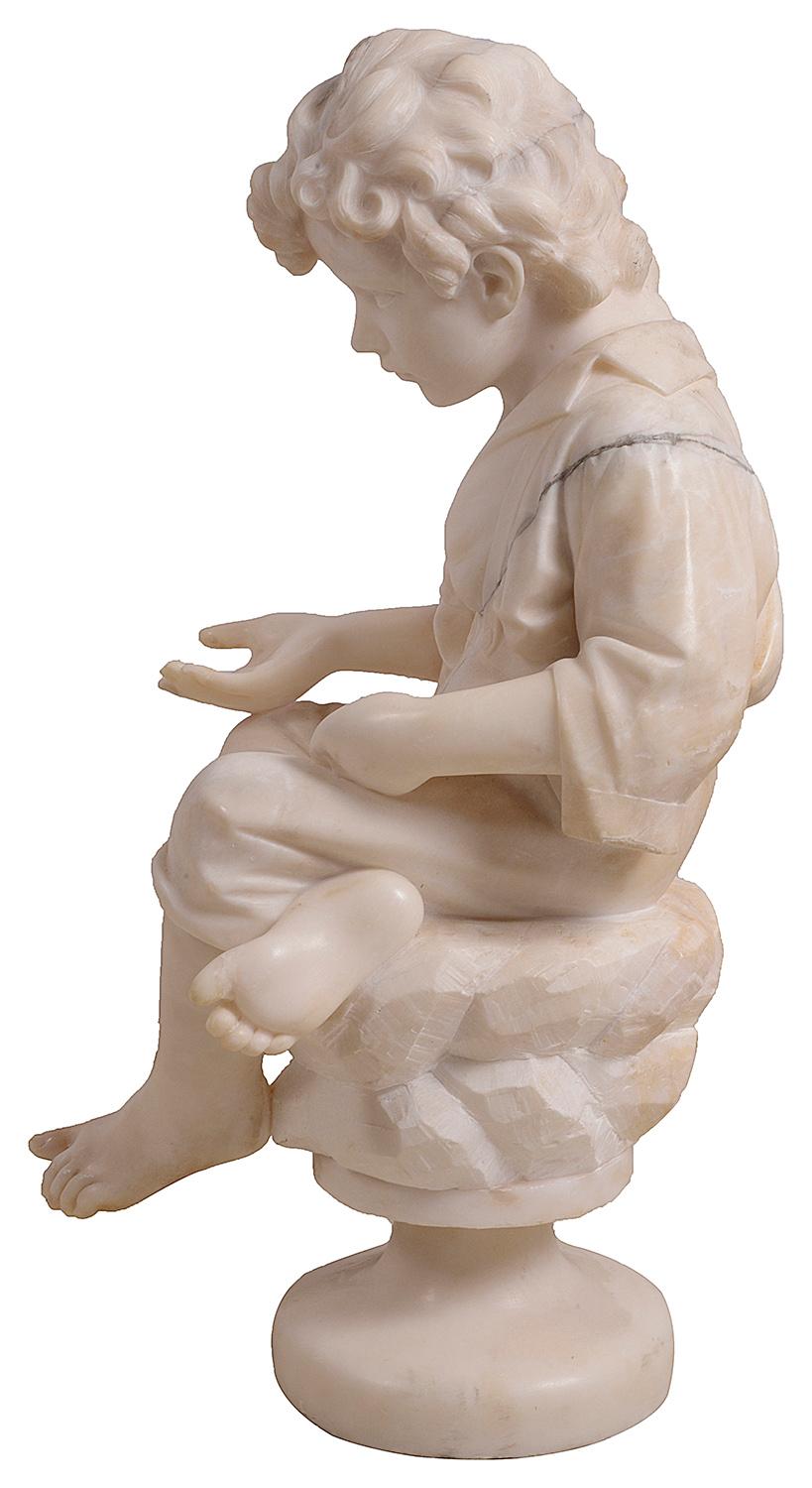 Eine qualitativ gute Marmorstatue aus dem späten 19. Jahrhundert, die einen jungen Bettler darstellt, der im Schneidersitz auf einem Felsen sitzt.
Gezeichnet: A. Goli. Maße: 25.5