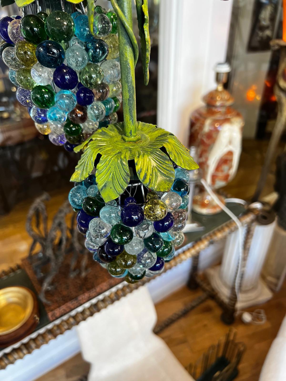 20ième siècle Lustre italien des années 60 en verre de Murano coloré en forme de vigne de raisin par Cesare Toso en vente