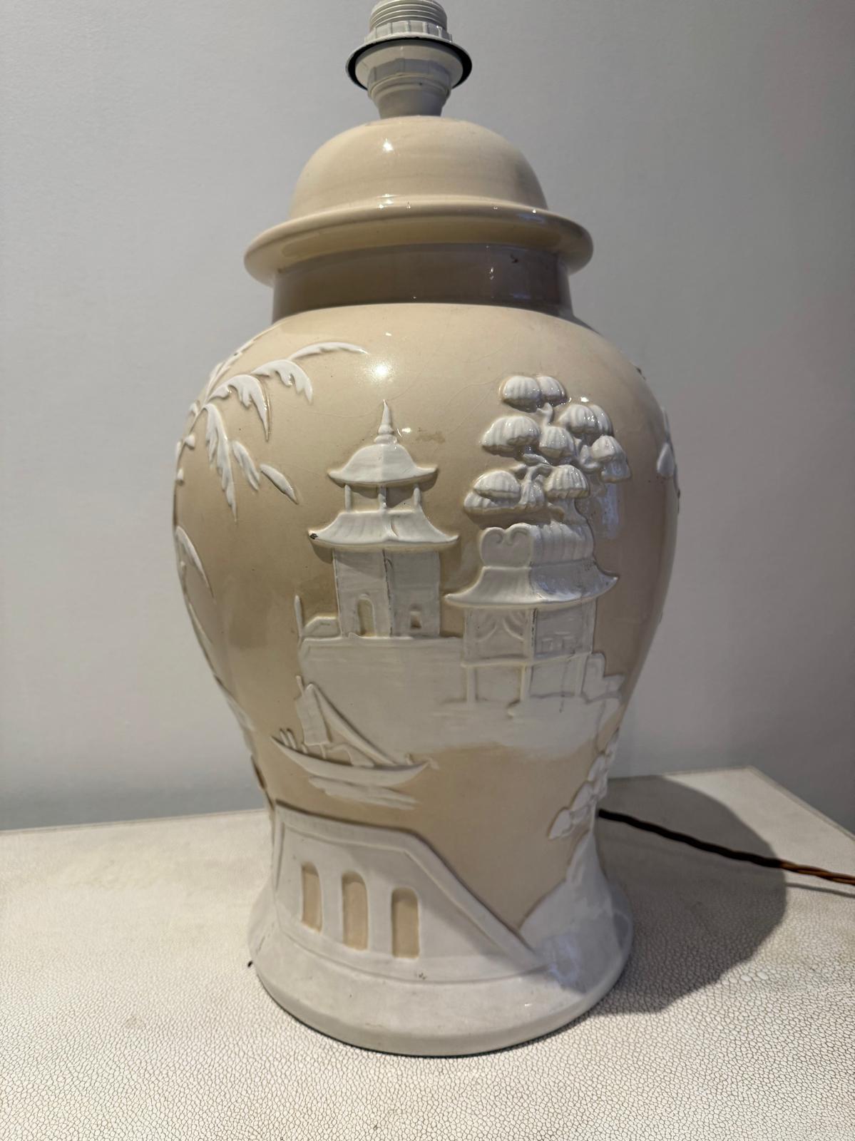 Lampe de table italienne des années 70 en céramique émaillée crème et blanche en forme d'urne avec décor de paysage chinois. L'abat-jour n'est pas inclus.
Câblé pour les normes britanniques 