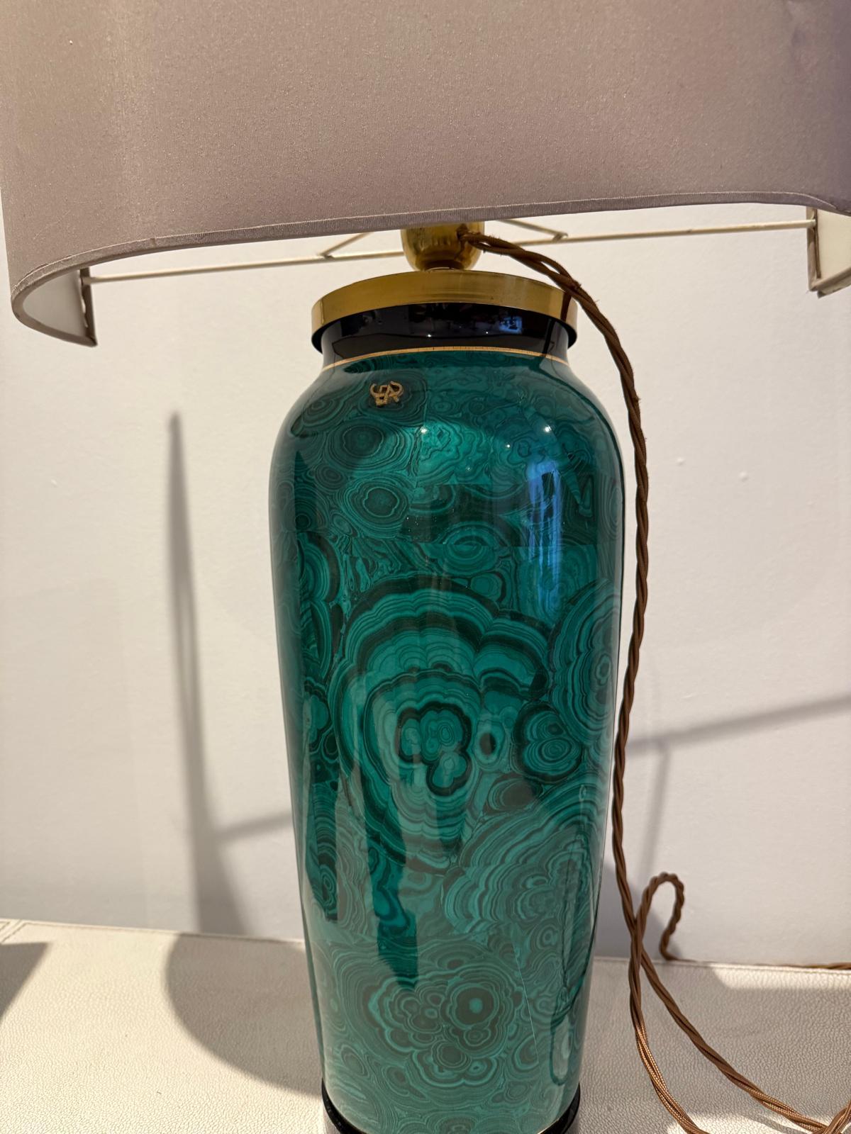 Italienische Tischlampe aus glasierter Keramik aus den 1970er Jahren, die dem Malachit von Tommaso Barbi nachempfunden ist, mit Monogramm des Künstlers in Messing.
Verkabelt mit UK  Standards, Lampenschirm ist nicht enthalten 