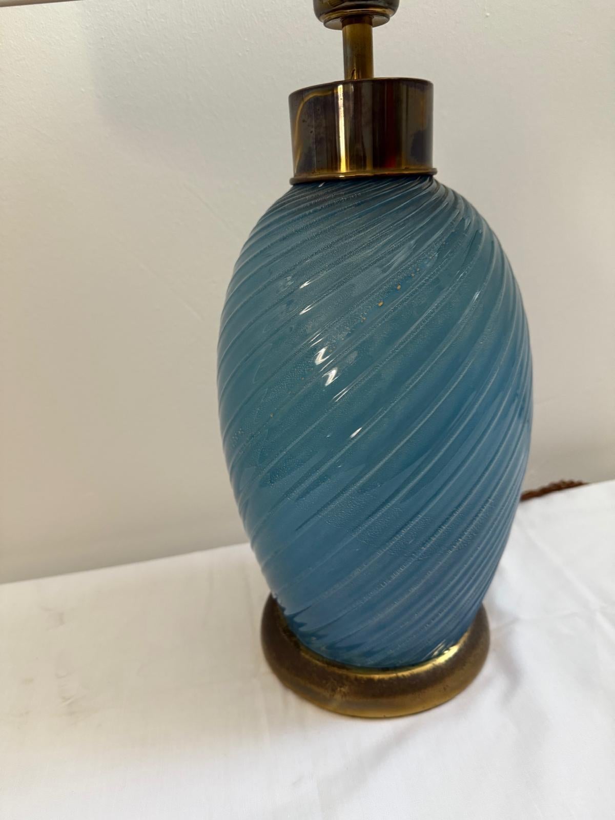  Lampe de table vintage italienne A.I.C. avec des taches d'or, verre bleu Seguso nervuré et laiton pour Tommaso Barbi, câblée pour les normes anglaises, abat-jour non inclus.