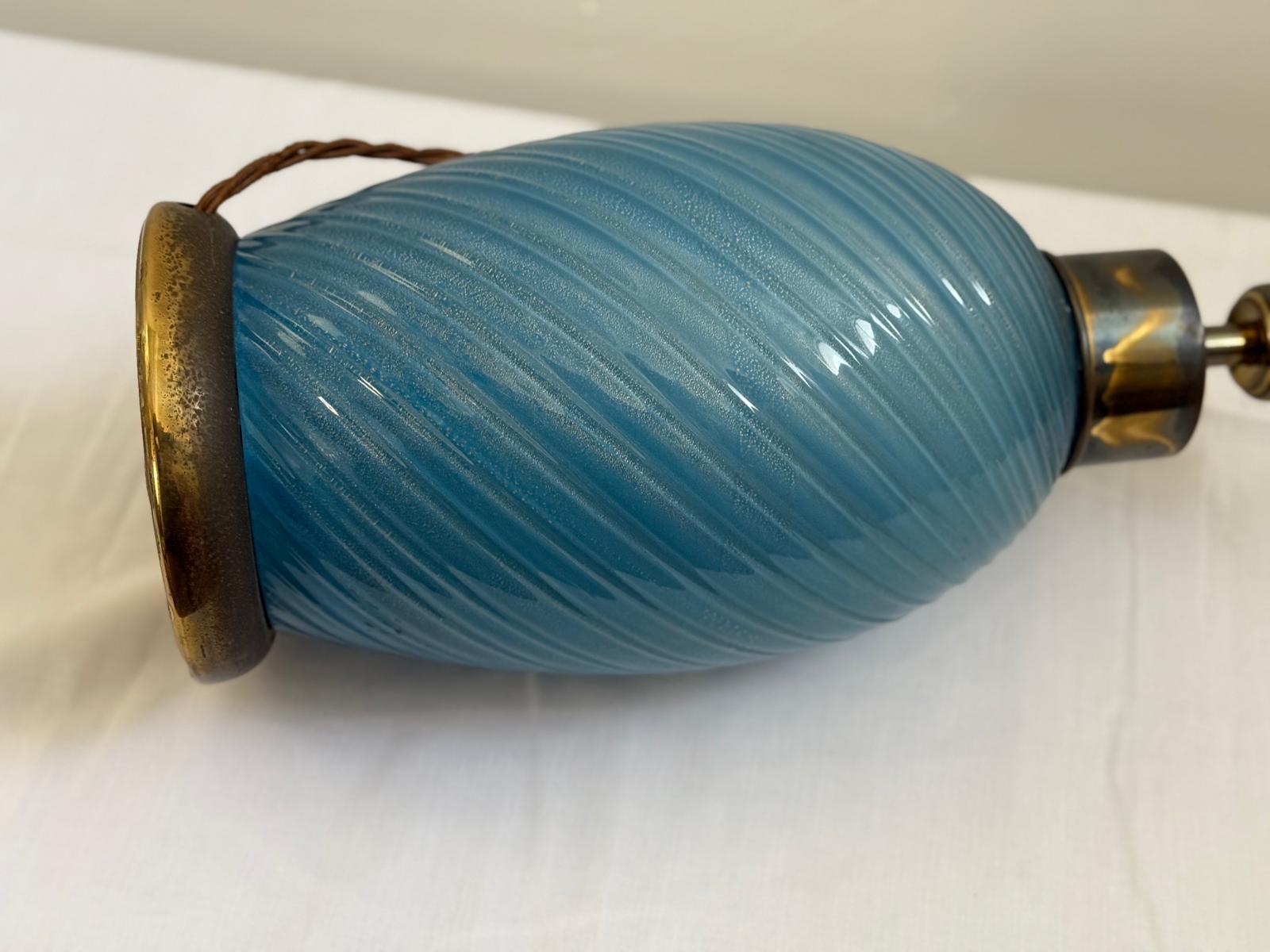 Mid-Century Modern Lampe de table italienne des années 70 en verre bleu de Murano par Tommaso Barbi en vente