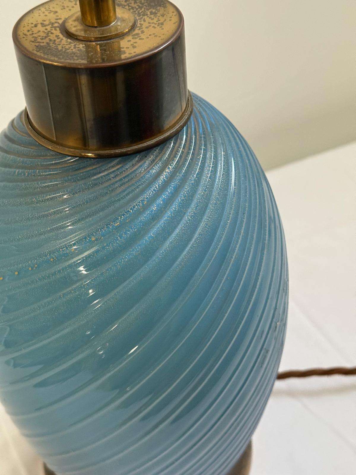 Lampe de table italienne des années 70 en verre bleu de Murano par Tommaso Barbi Bon état - En vente à London, GB