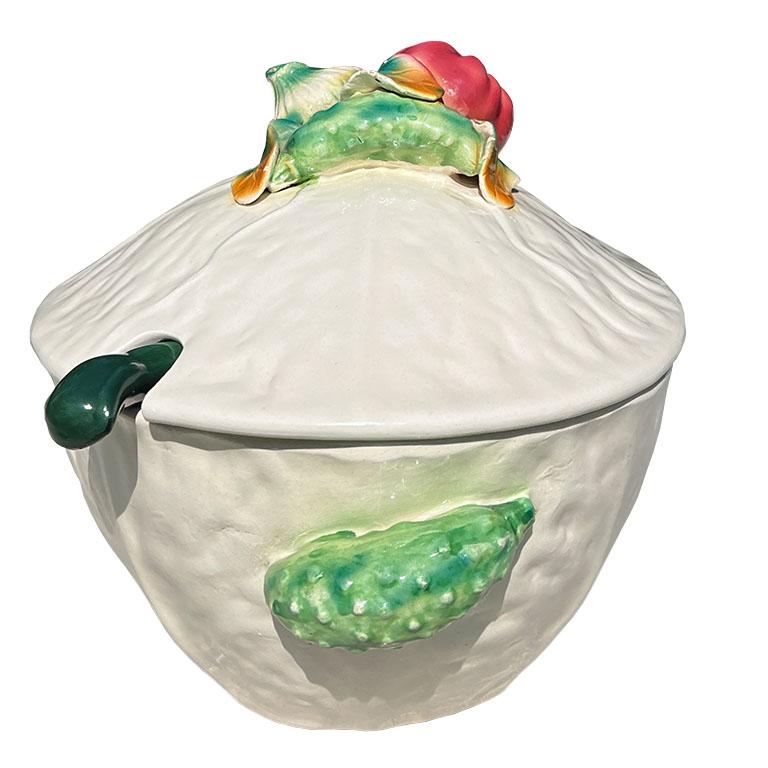 Sopera italiana de loza de col con tapa y cucharón con motivo vegetal siglo XX en venta