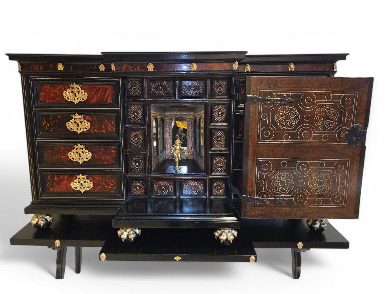 Italian Cabinet, 17th Century For Sale 11