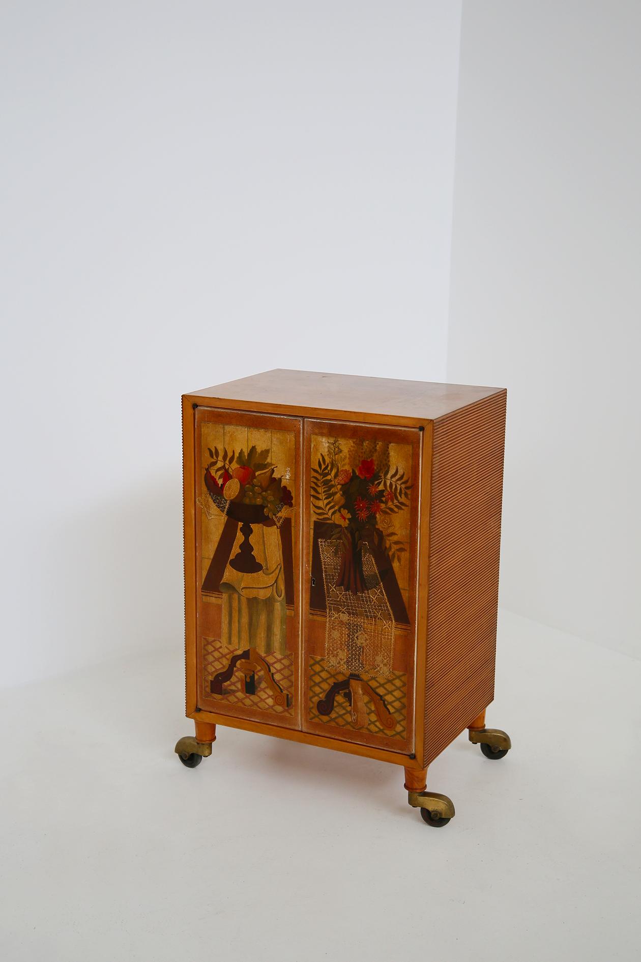 Scremin Luigi. Elegant and well represented cabinet designed by Marino Meo's preparatory cardboard. The production is by the Scremin Brothers, Belluno 1940s. With original label. The feet are made on wheels with brass wheel covers. The cabinet is