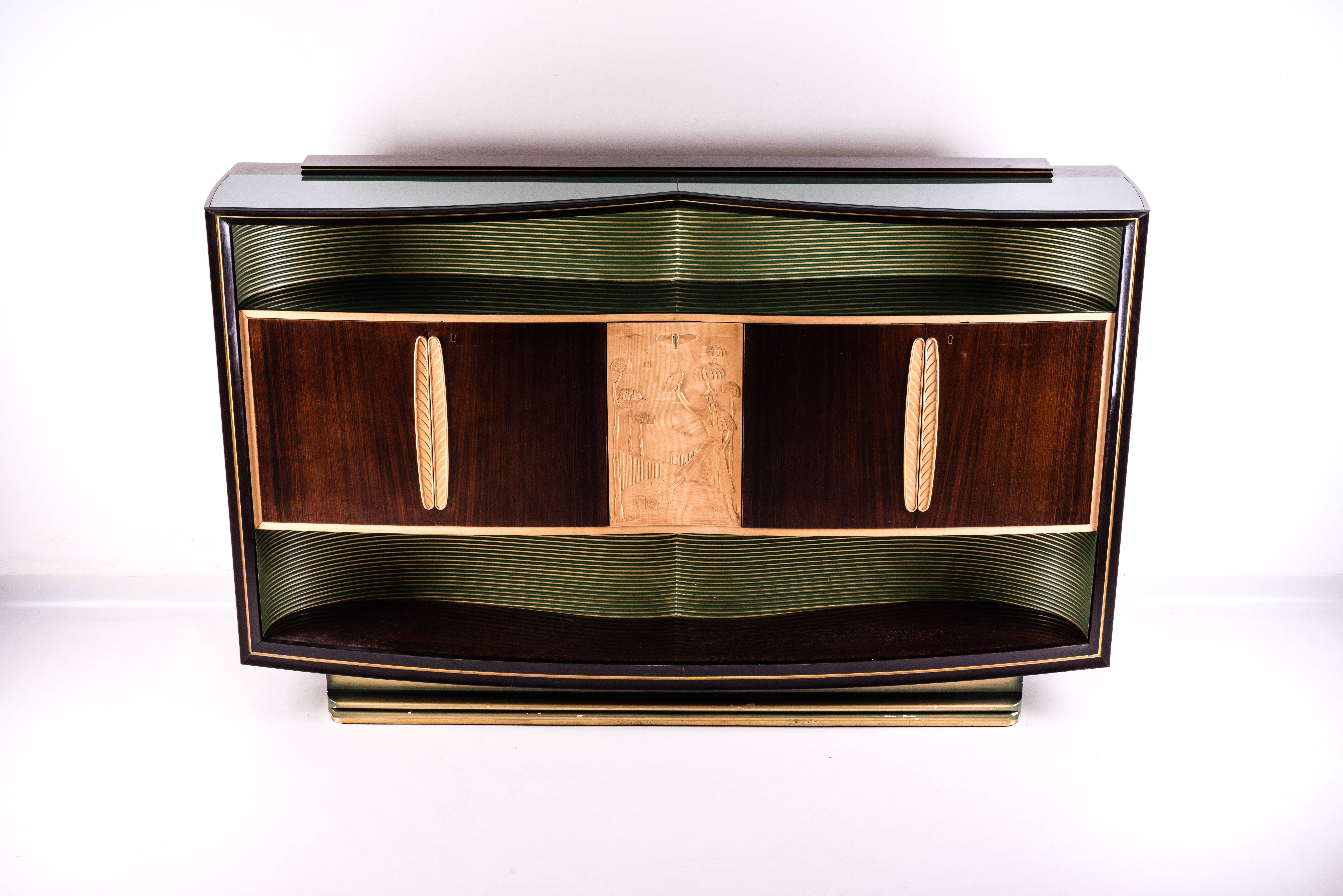 Cabinet bar, designed by the Italian artist Vittorio Dassi in 1950, in walnut and maple. Also available sideboard with a green glass top, a lower shelf, drawer chest on one side, and mirrored and decorated bar on the other, closed with carved rods