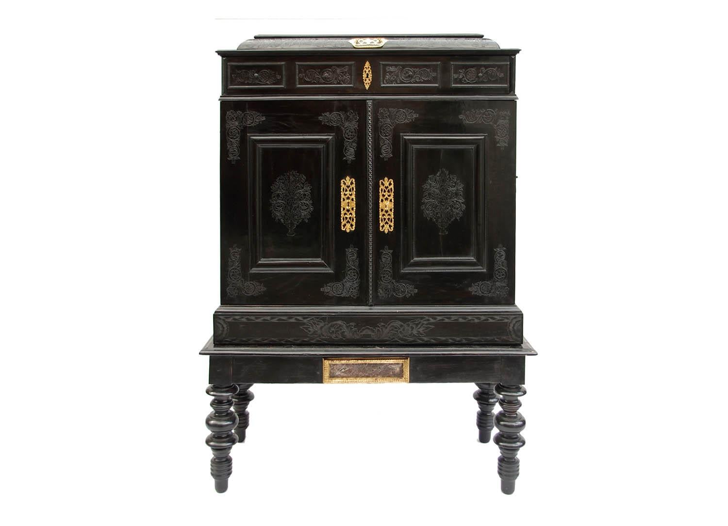 Compelling cabinet in scagliola with an architectural structure in veneered ebony, standing on legs composed of four legs in turned wood with a decor of spheres and an apron adorned with a scagliola plate in marble imitation framed by a giltwood