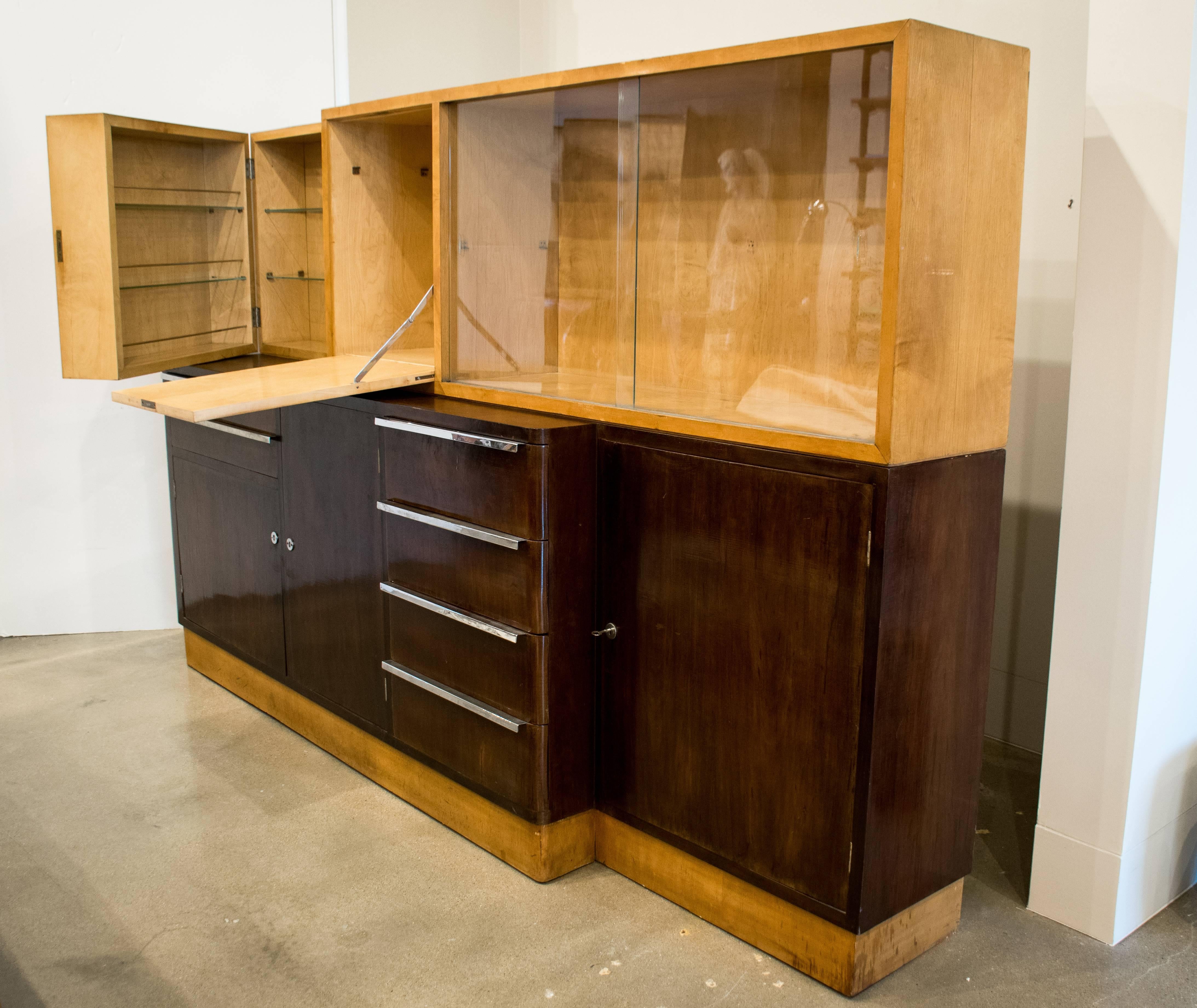 Italian Art Deco Cabinet of Birch and Rosewood, 1930-1940 In Good Condition In Austin, TX