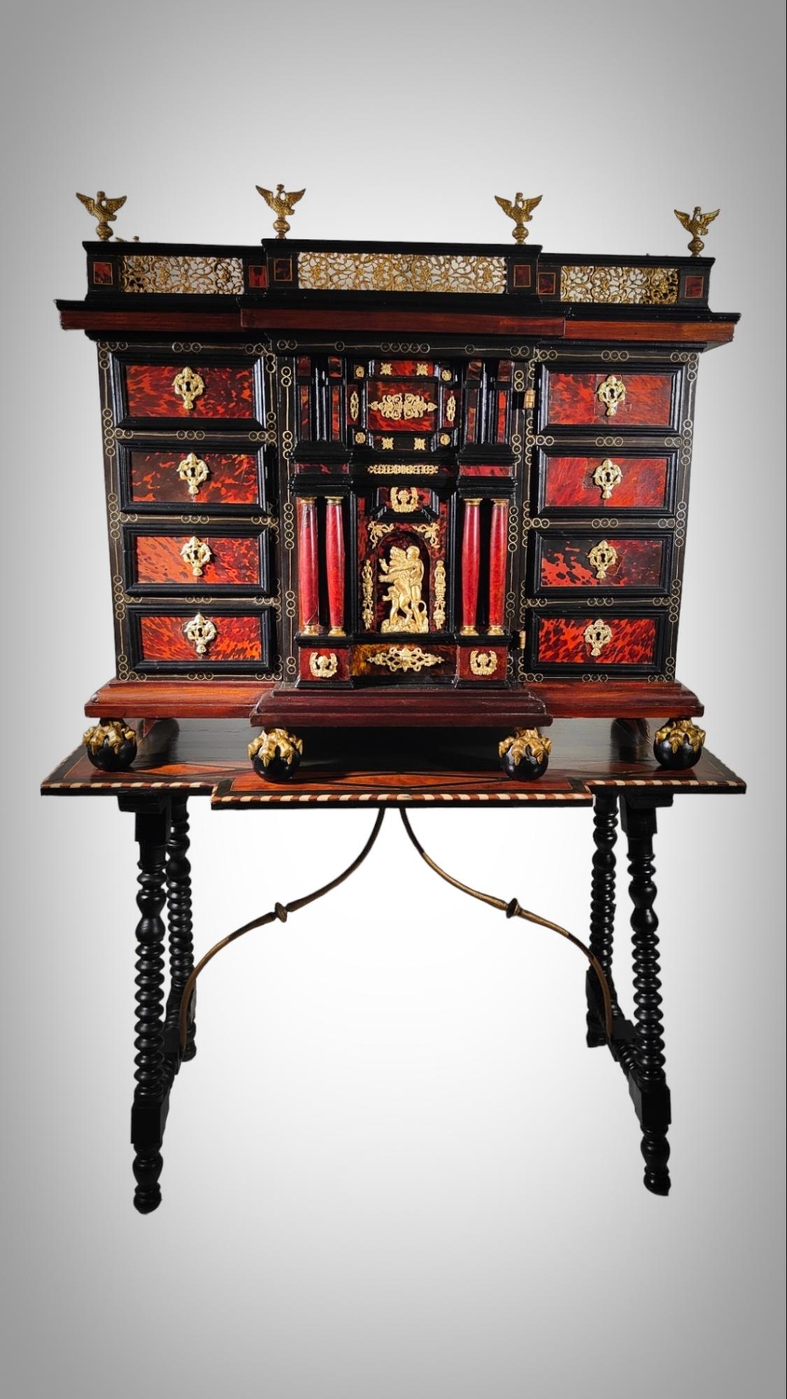 Italian Cabinet With Table, Late Seventeenth Century
Italian Cabinet of exposed sample, with prismatic structure and carved feet, in the shape of a bird's claw synthesized on a ball, a very typical shape of the seventeenth century cabinet.
 The