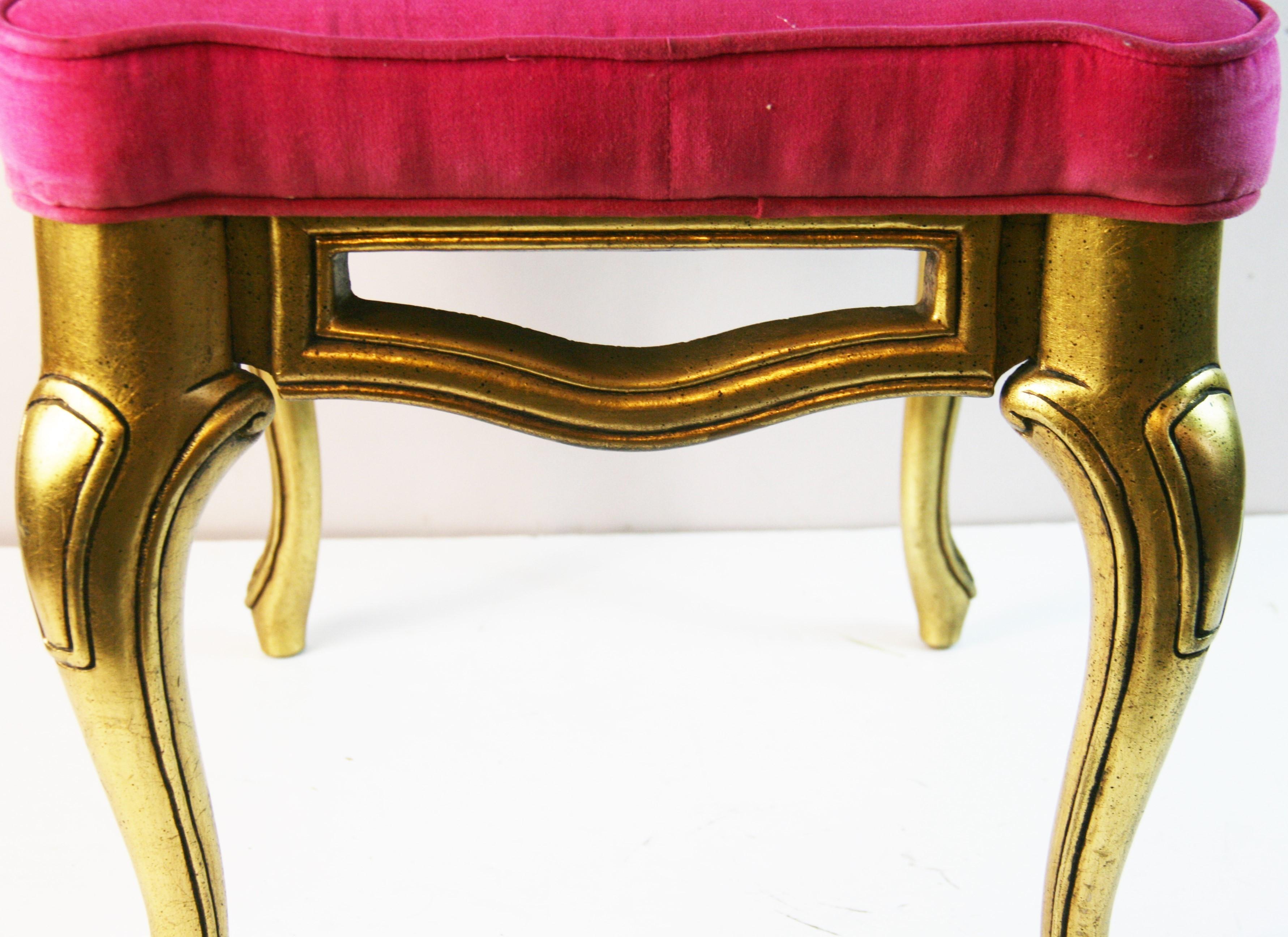 Cabriole italienne  Pieds en bois doré et tabouret en velours rose (2 disponibles) en vente 5