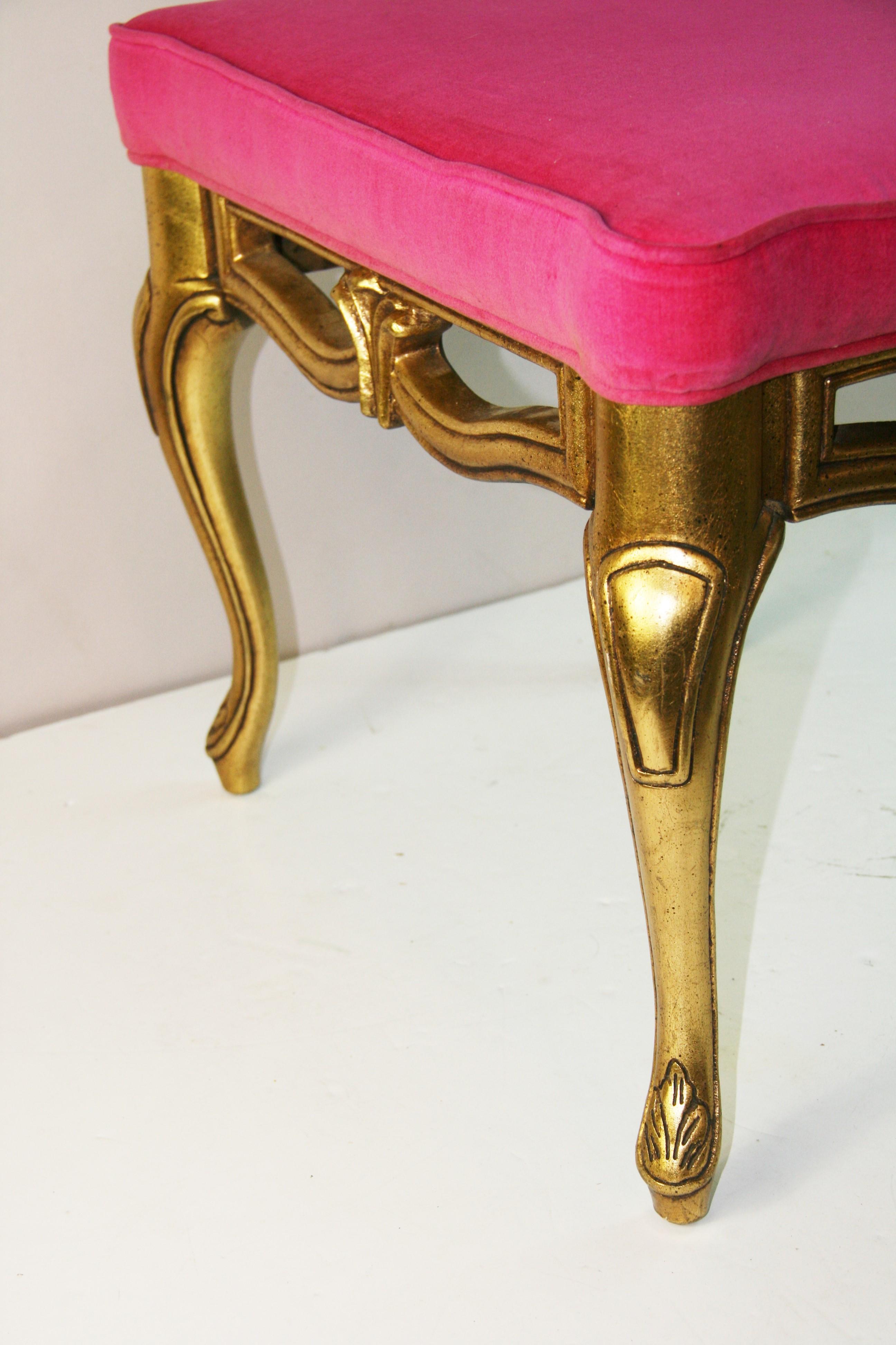 Cabriole italienne  Pieds en bois doré et tabouret en velours rose (2 disponibles) en vente 6