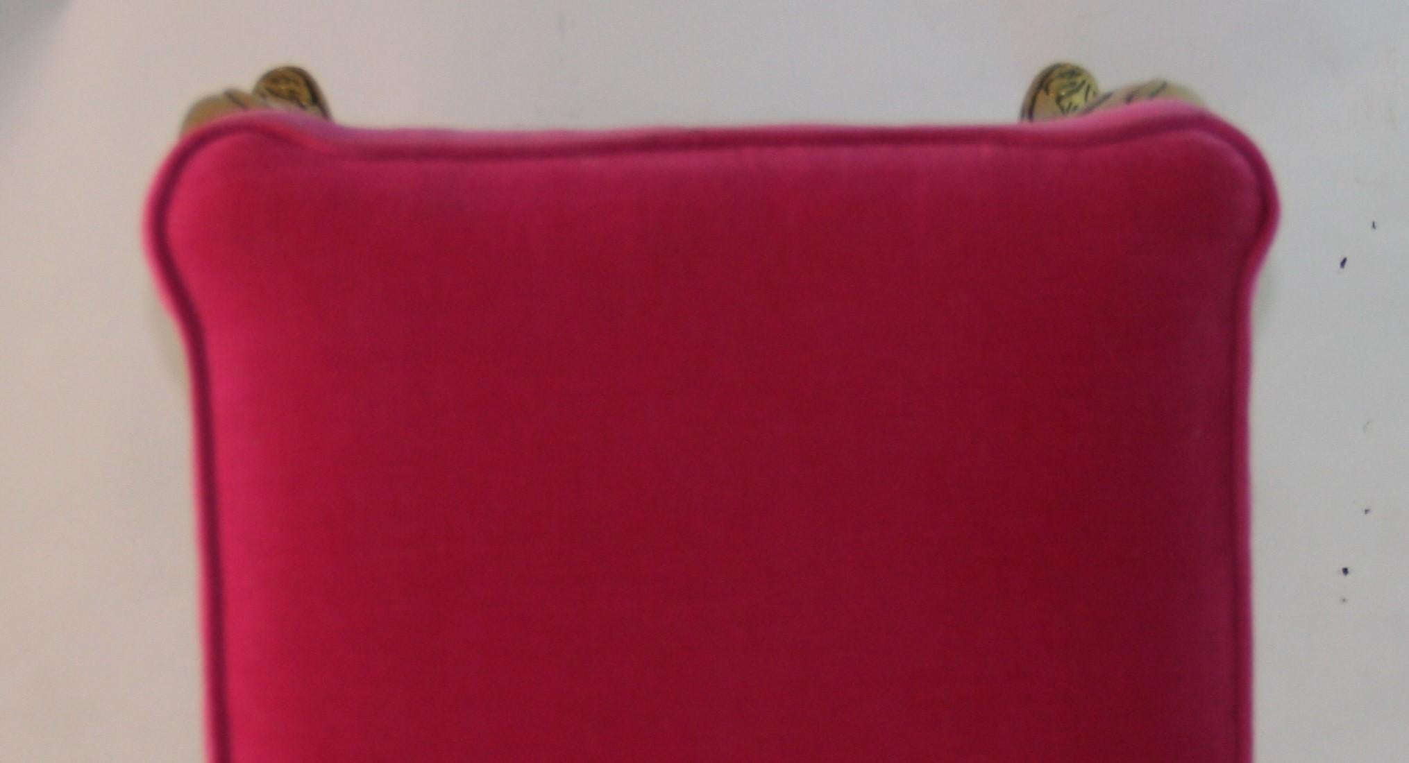 Cabriole italienne  Pieds en bois doré et tabouret en velours rose (2 disponibles) en vente 7