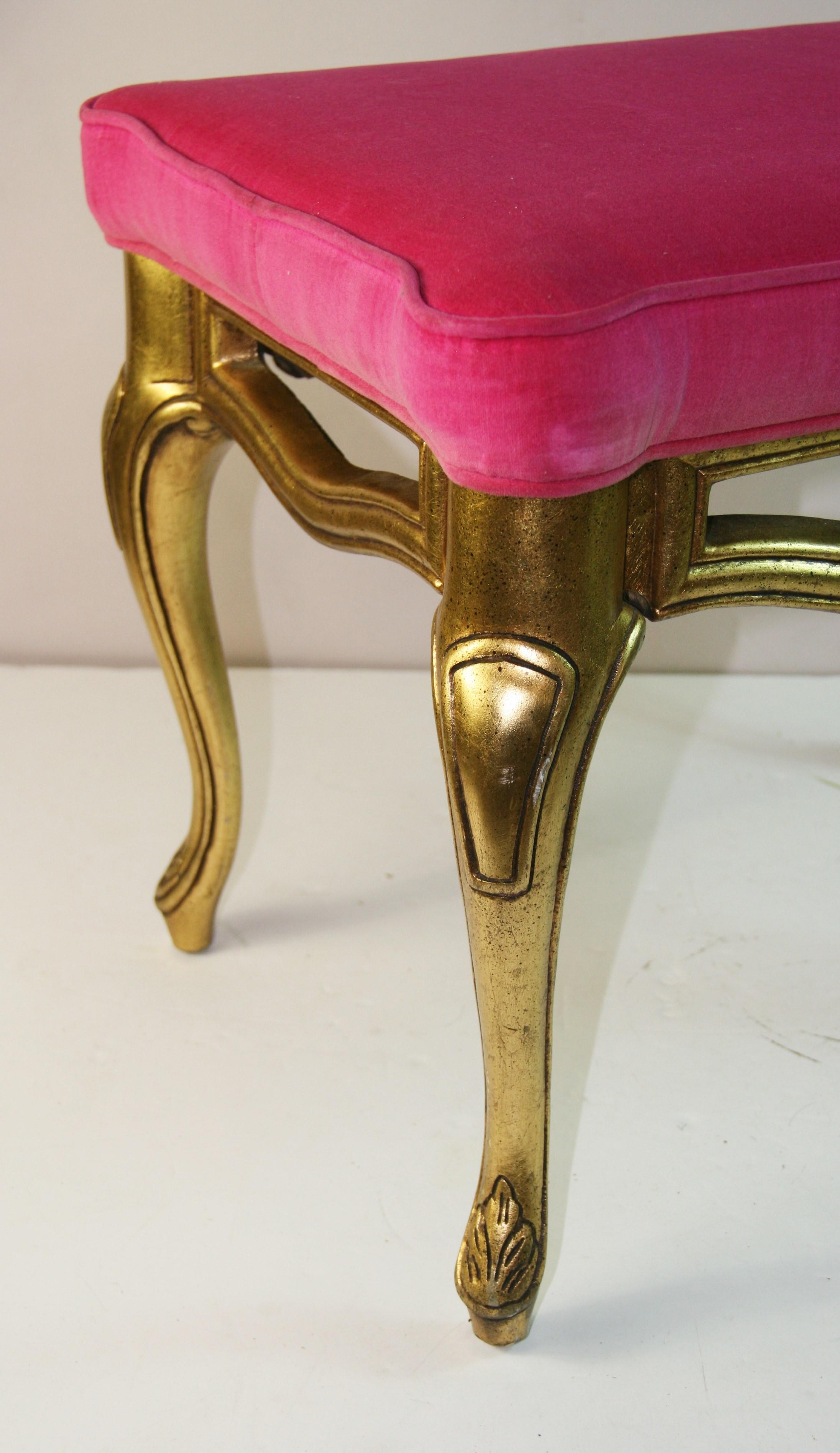 Cabriole italienne  Pieds en bois doré et tabouret en velours rose (2 disponibles) Bon état - En vente à Douglas Manor, NY