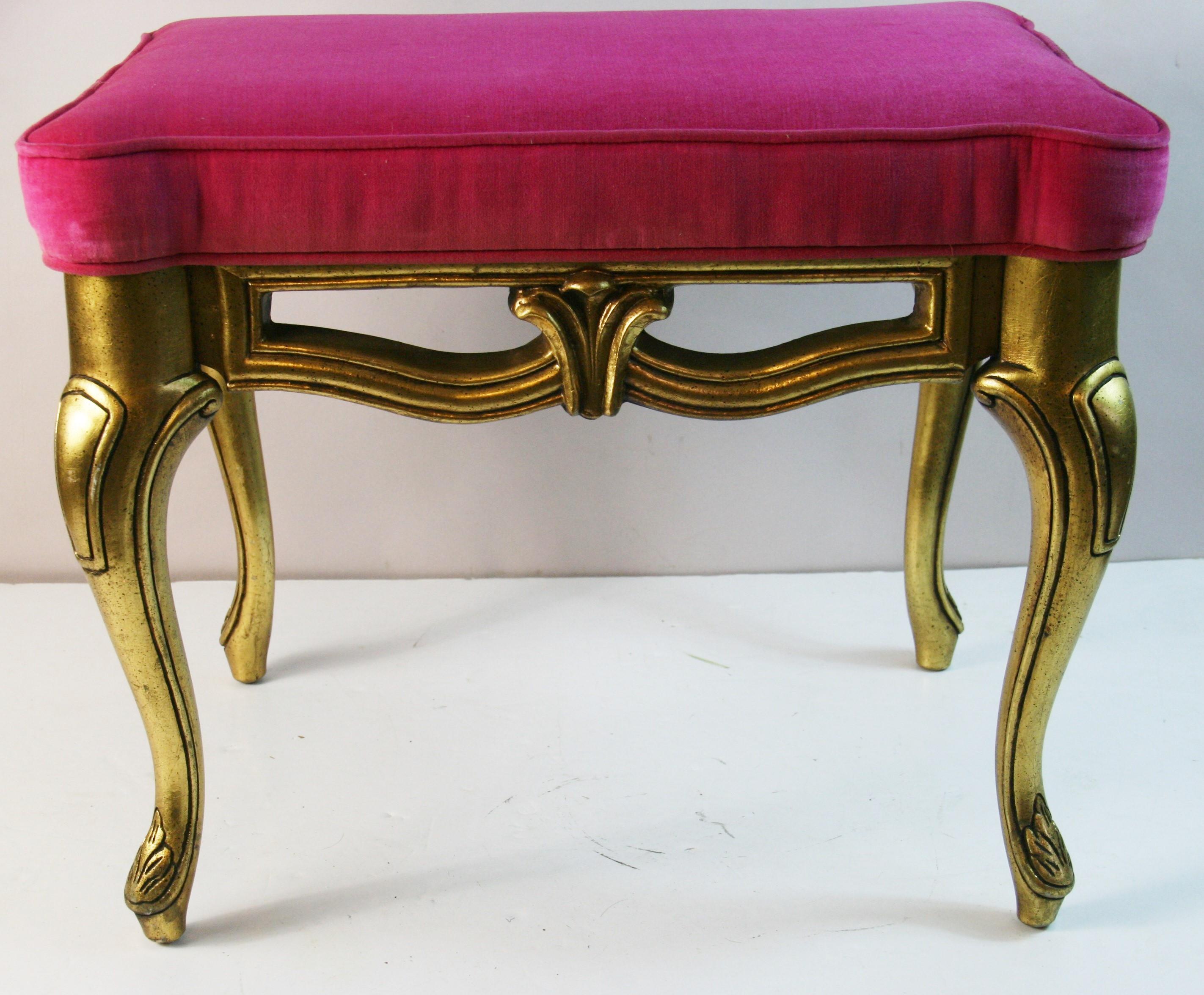 Milieu du XXe siècle Cabriole italienne  Pieds en bois doré et tabouret en velours rose (2 disponibles) en vente