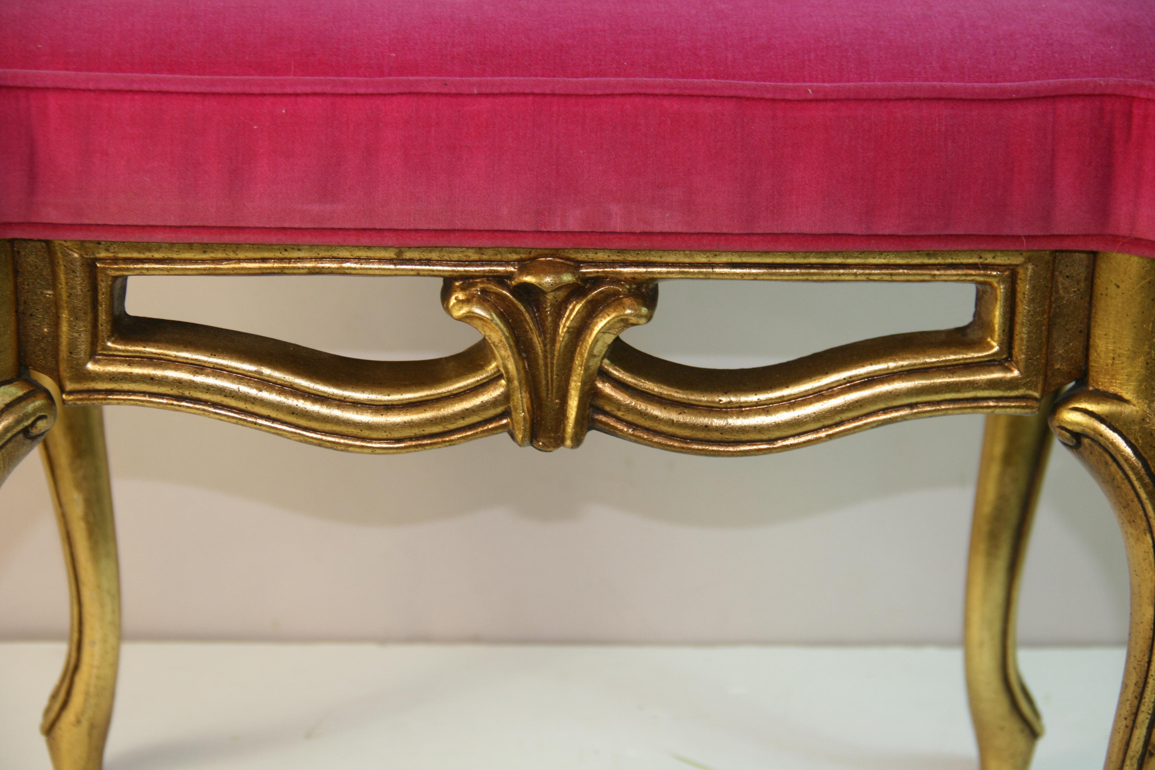 Tissu Cabriole italienne  Pieds en bois doré et tabouret en velours rose (2 disponibles) en vente