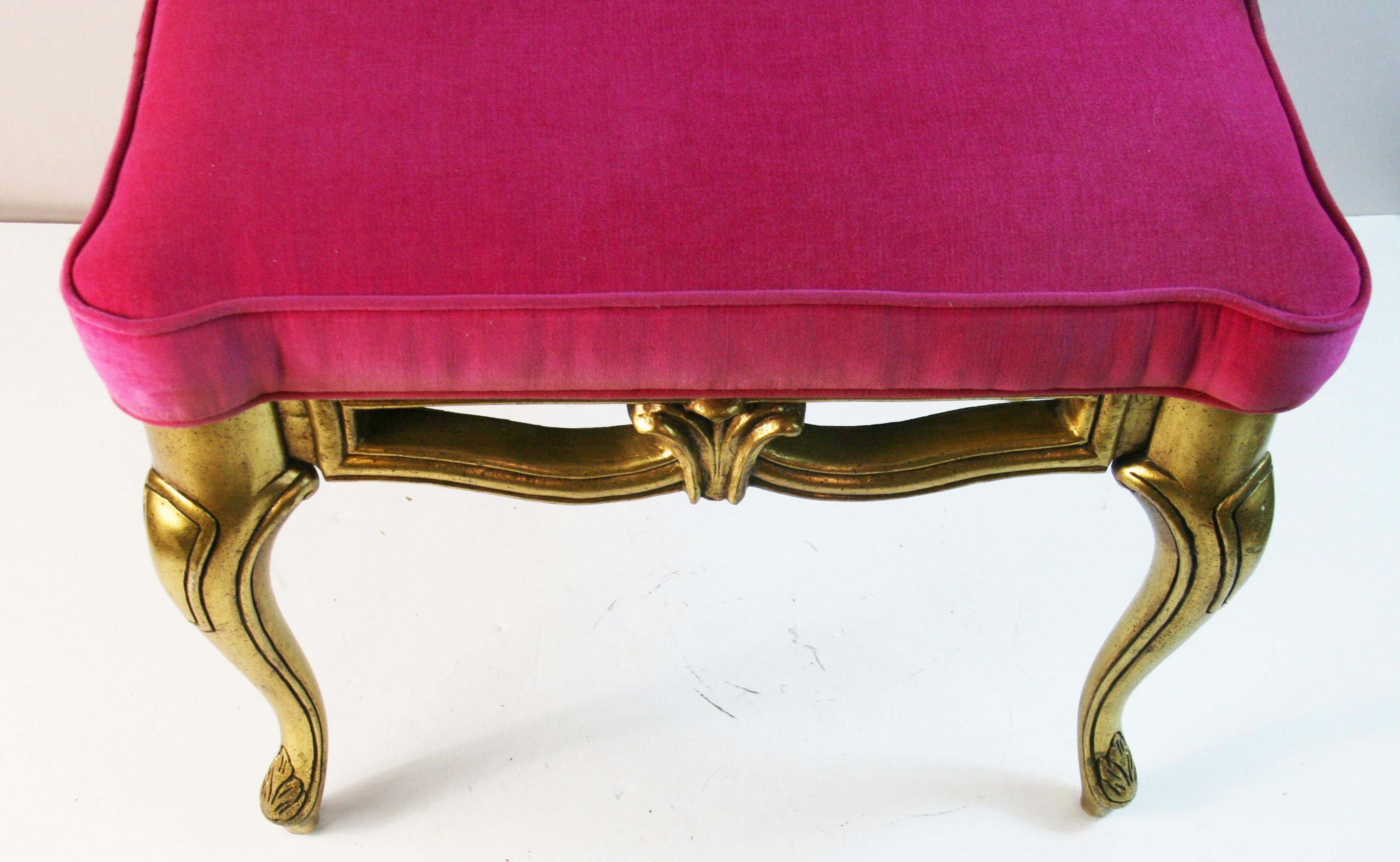 Cabriole italienne  Pieds en bois doré et tabouret en velours rose (2 disponibles) en vente 2