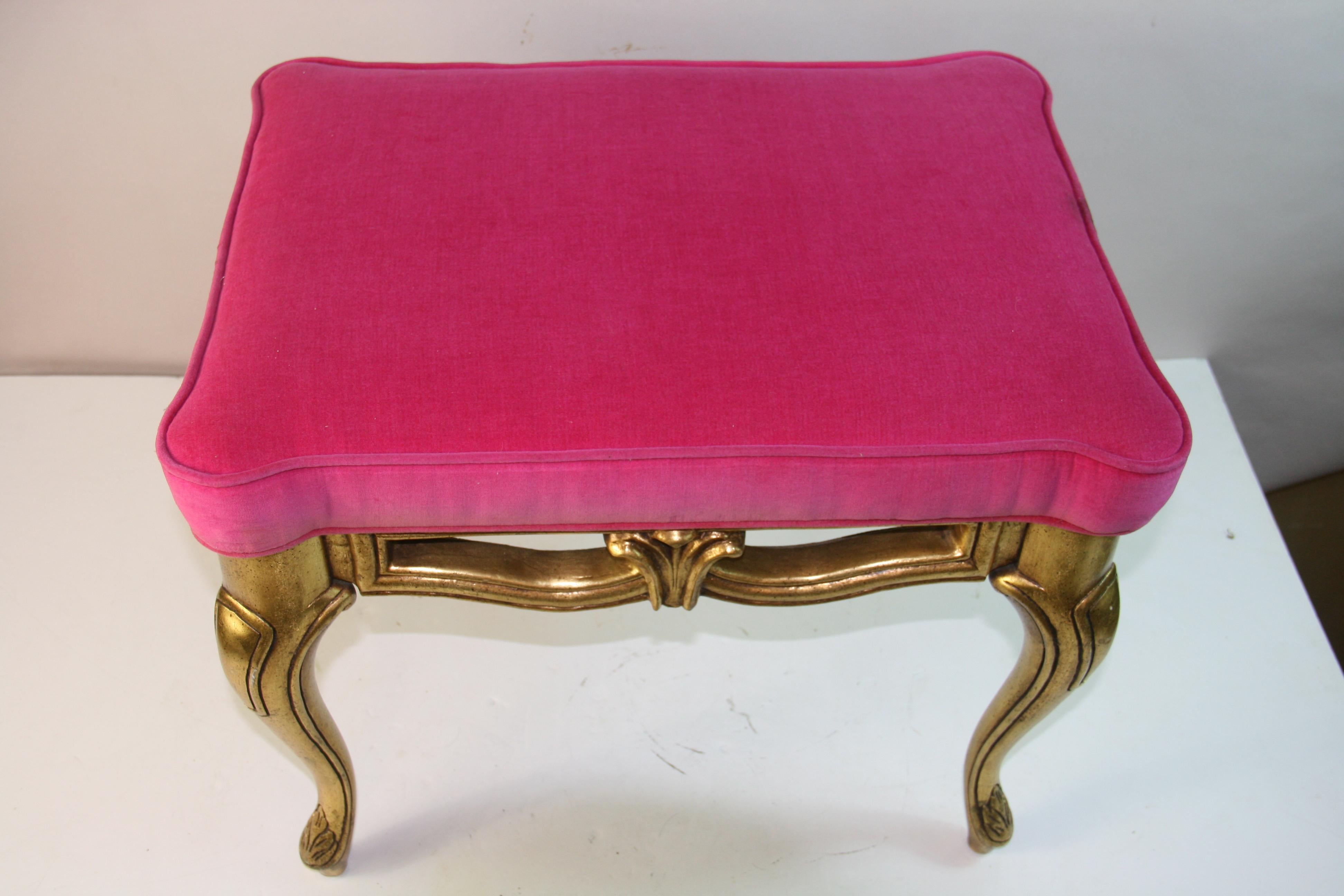 Cabriole italienne  Pieds en bois doré et tabouret en velours rose (2 disponibles) en vente 3