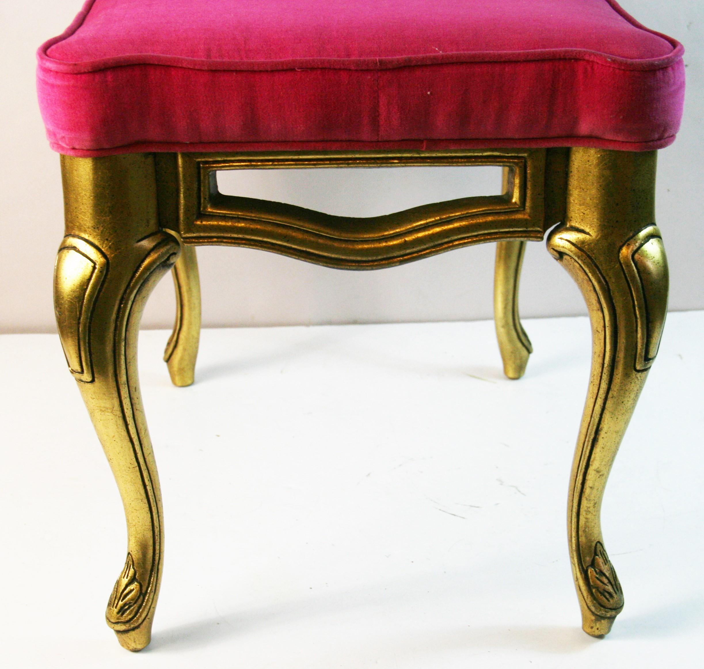 Cabriole italienne  Pieds en bois doré et tabouret en velours rose (2 disponibles) en vente 4