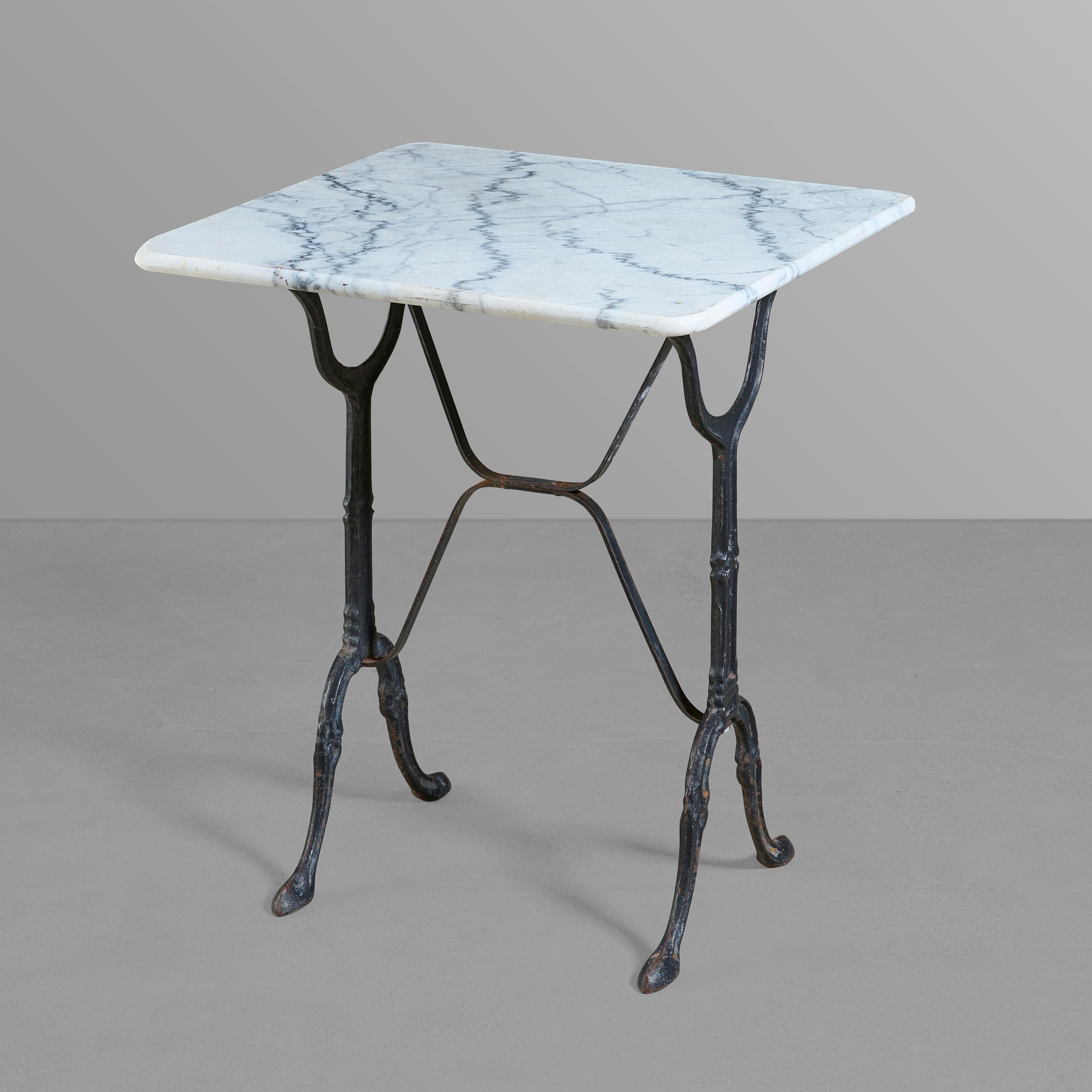 Cafe-Tisch aus Gusseisen mit originaler Platte aus Carrara-Marmor.


