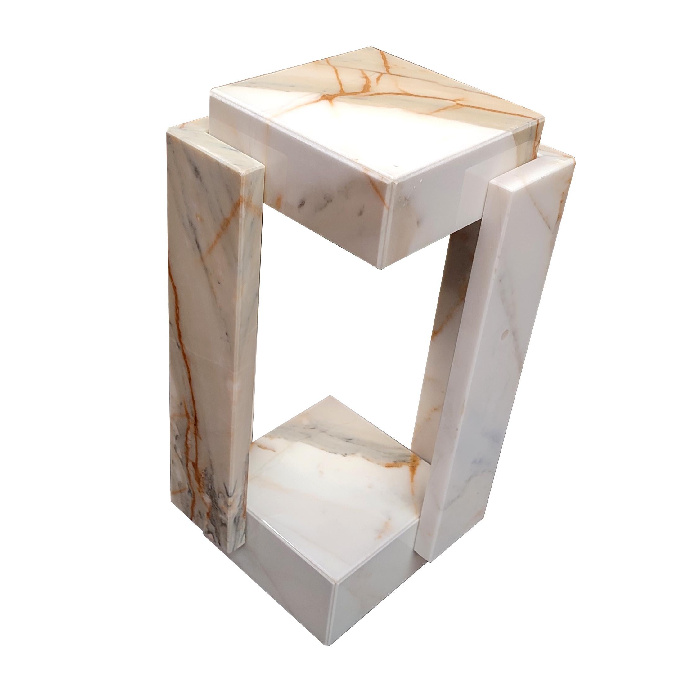 Lampada italiana in marmo Calacatta Design contemporaneo Mobili da collezione Spagna
La lampada Physical Dream, disegnata da Nuria Lázaro per Meddel, è una meraviglia artigianale realizzata a mano in Spagna e celebrata per l'uso innovativo del marmo