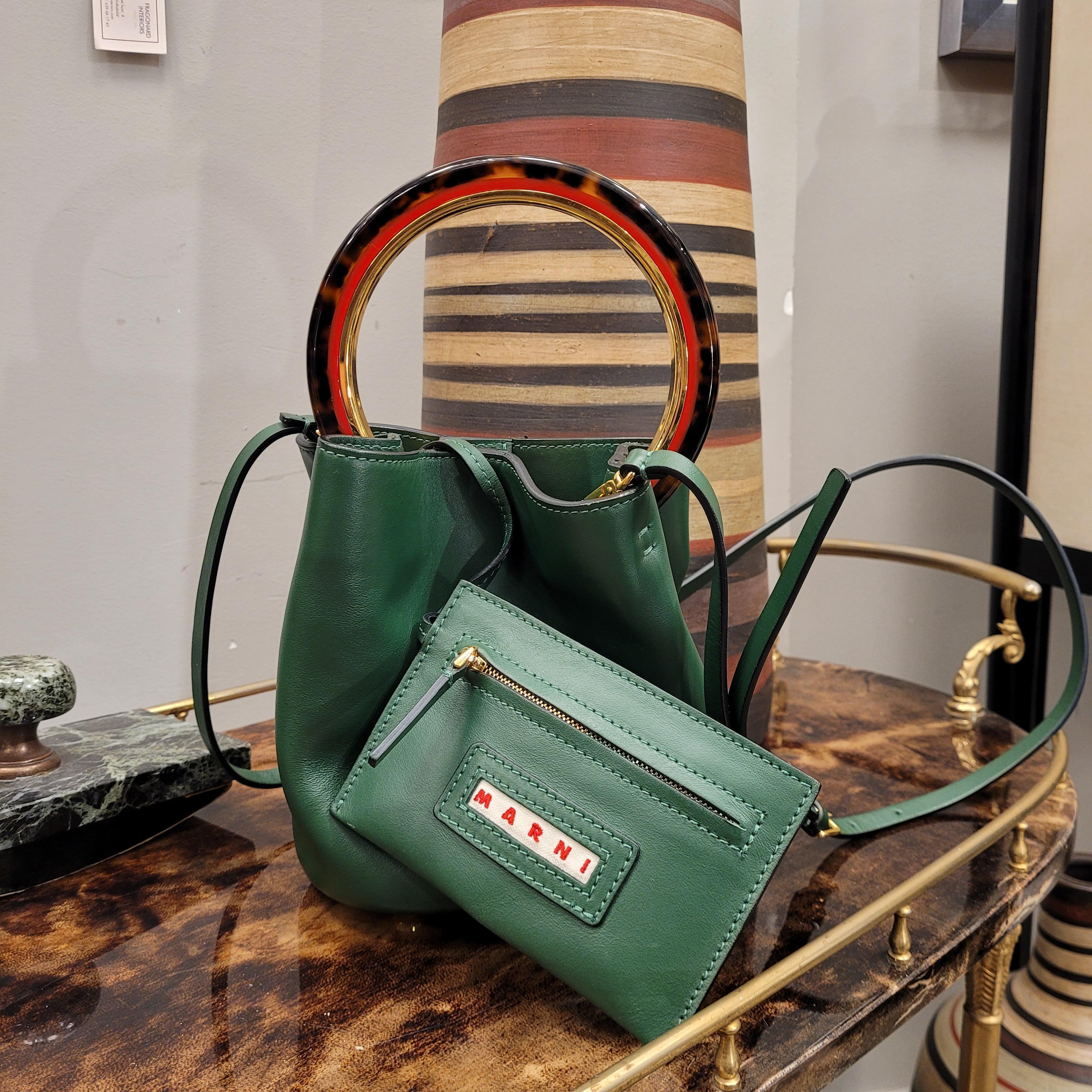Italian calfskin bucket bag English green colour.Leather shoulder strap wit 6