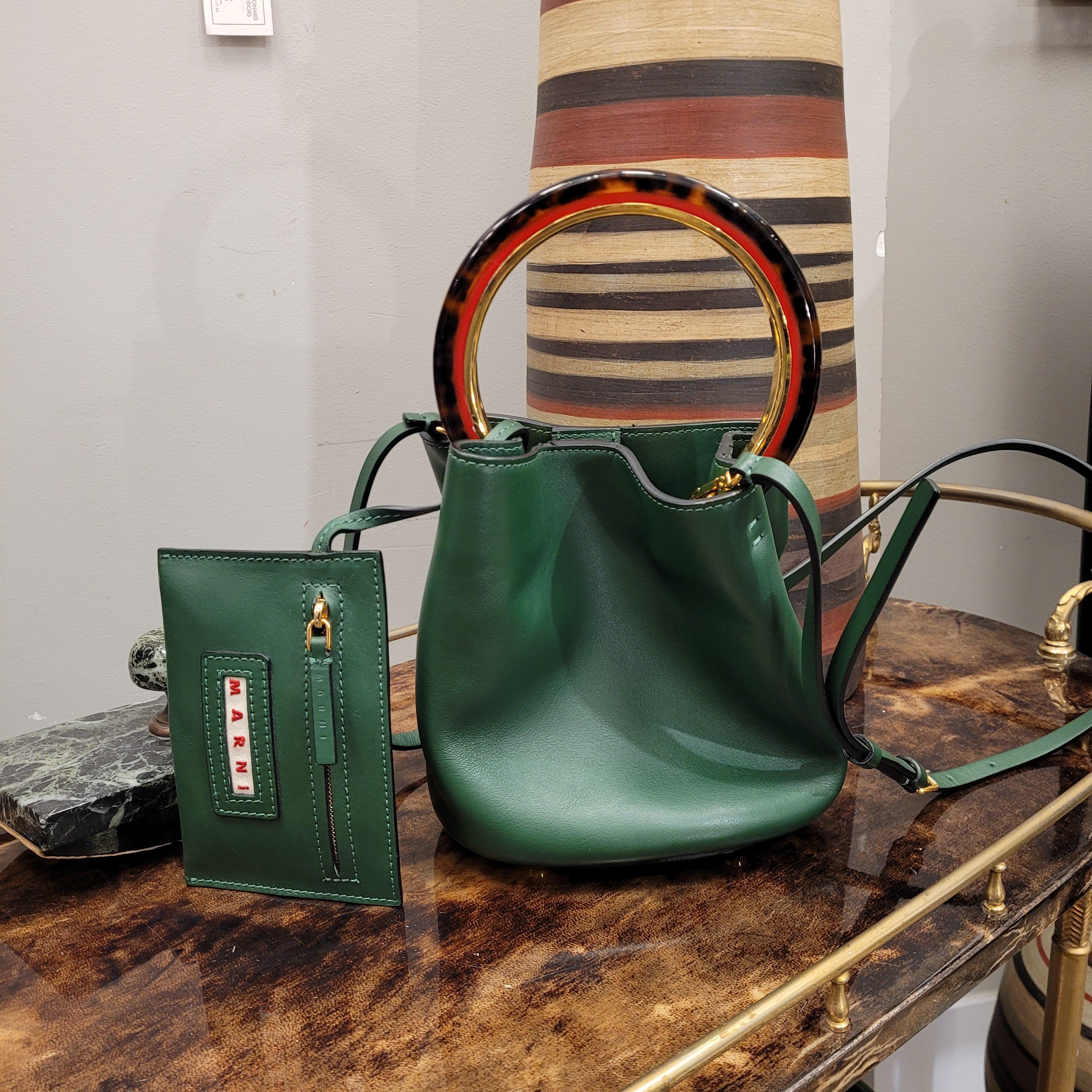 Italian calfskin bucket bag English green colour.Leather shoulder strap wit 7