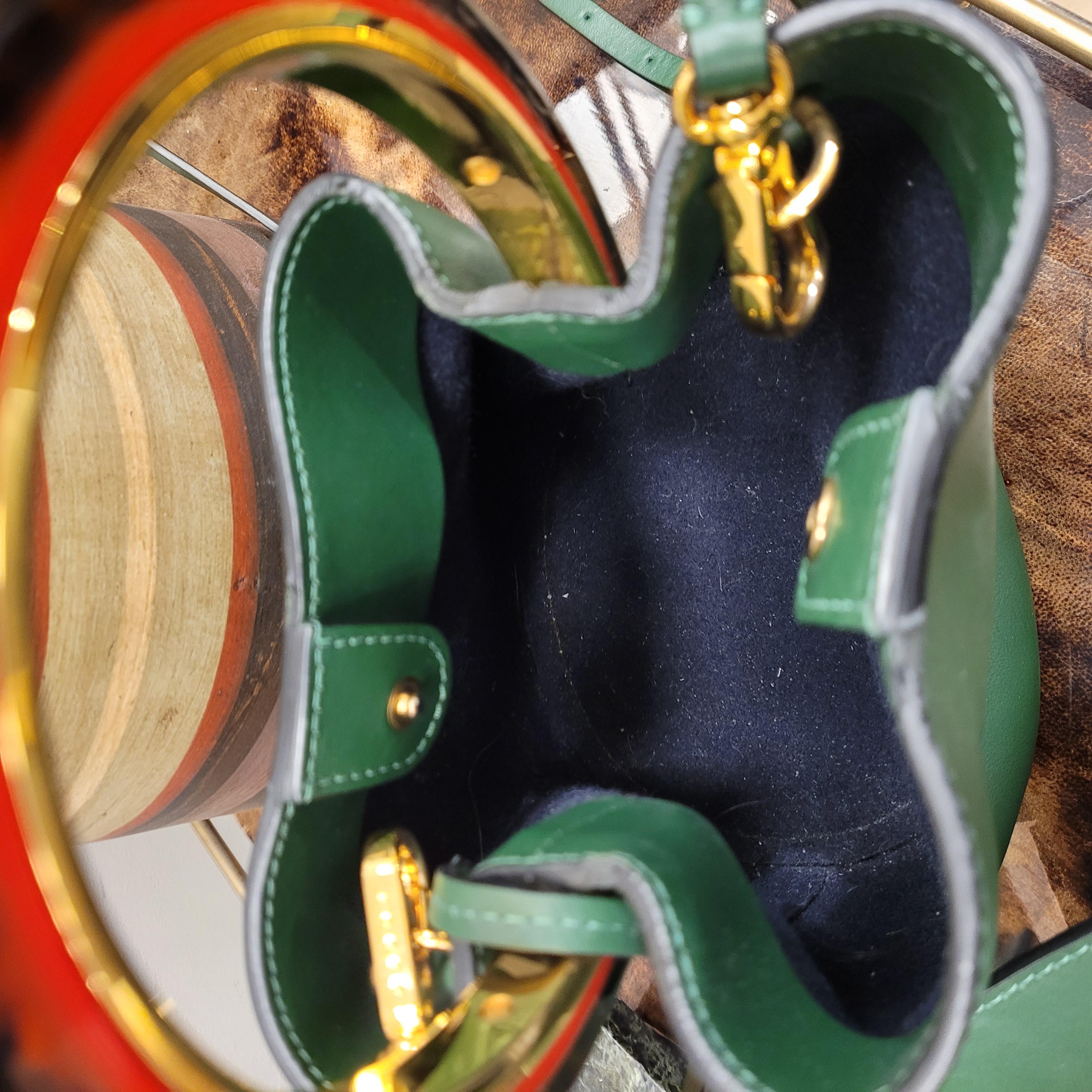 Italian calfskin bucket bag English green colour.Leather shoulder strap wit 8