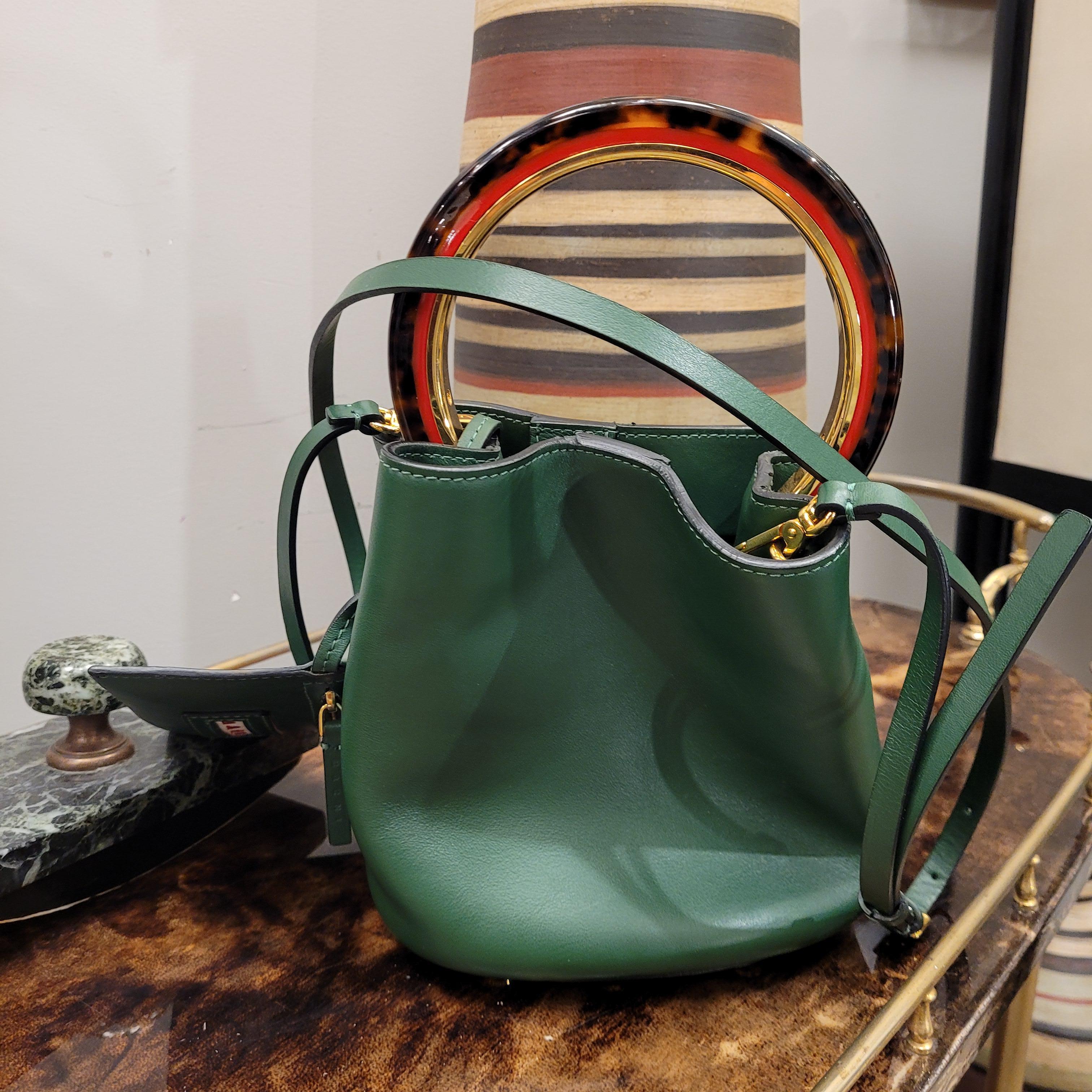 Italian calfskin bucket bag English green colour.Leather shoulder strap wit 10