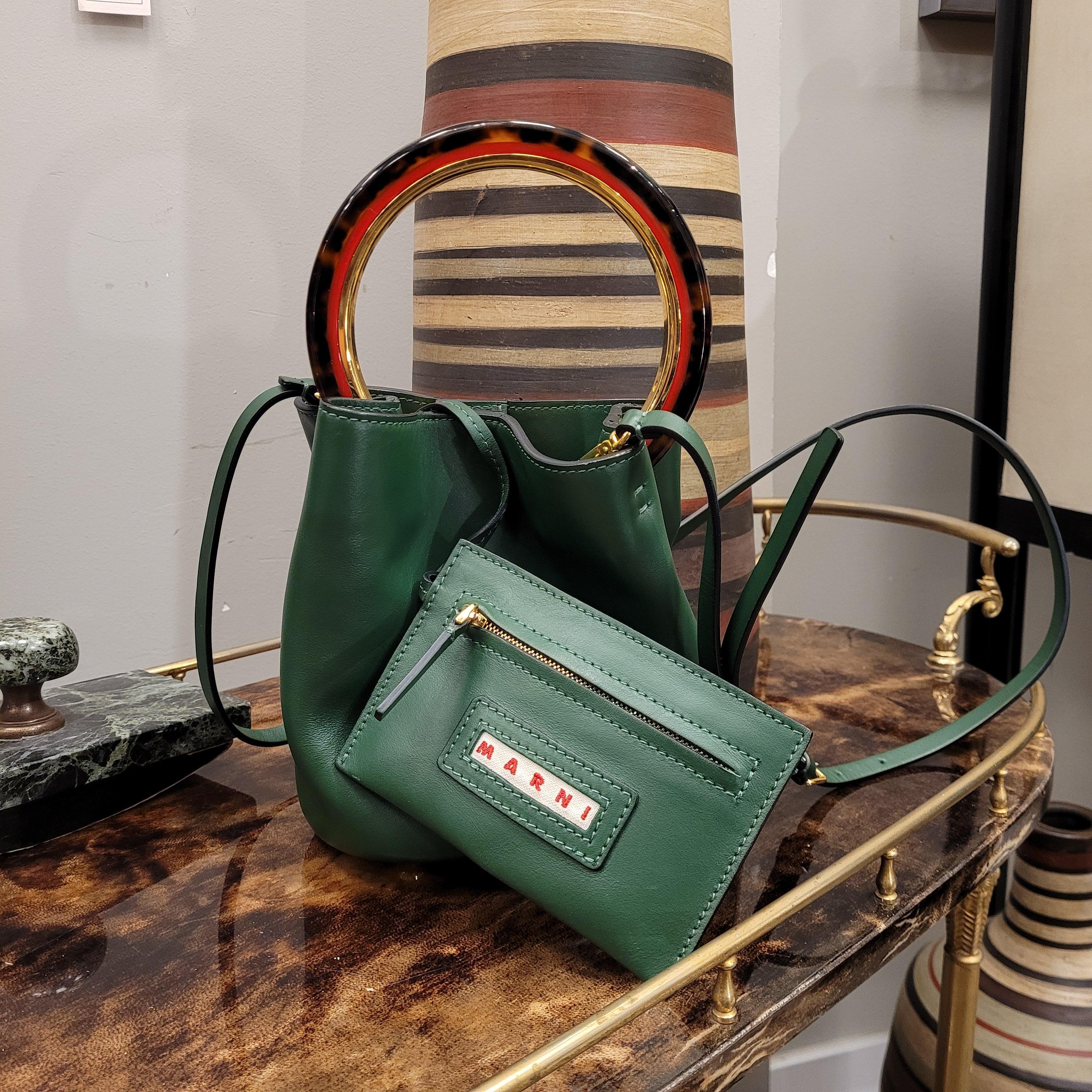 Black Italian calfskin bucket bag English green colour.Leather shoulder strap wit