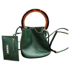 Italian calfskin bucket bag English green colour.Leather shoulder strap wit