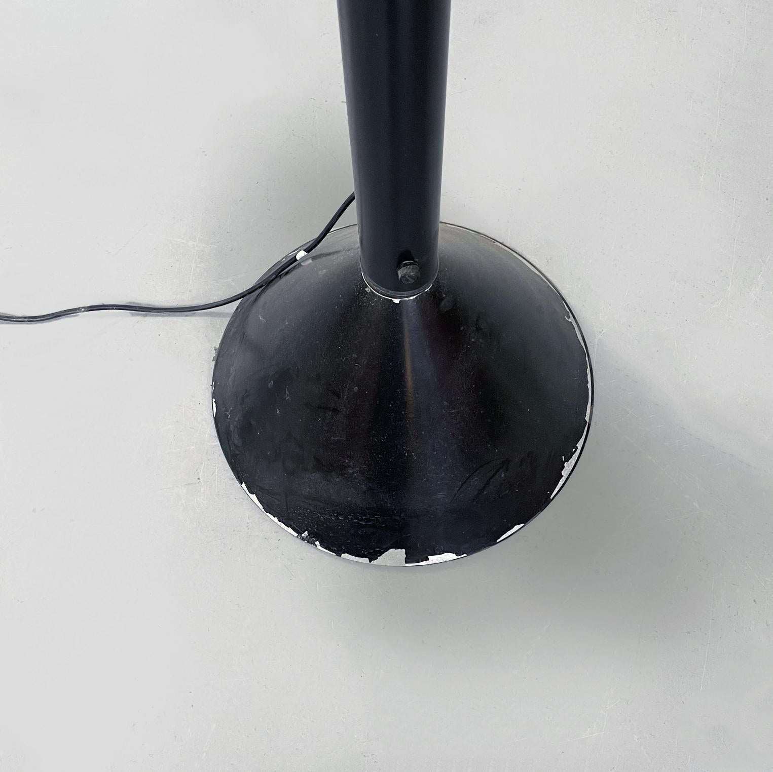 Lampadaire italien en acier noir Callimaco du milieu du siècle par Ettore Sottsass pour Artemide, années 1980.
Lampadaire Callimaco avec base conique en acier peint en noir. La structure est composée d'une tige sur laquelle est placé un cylindre,