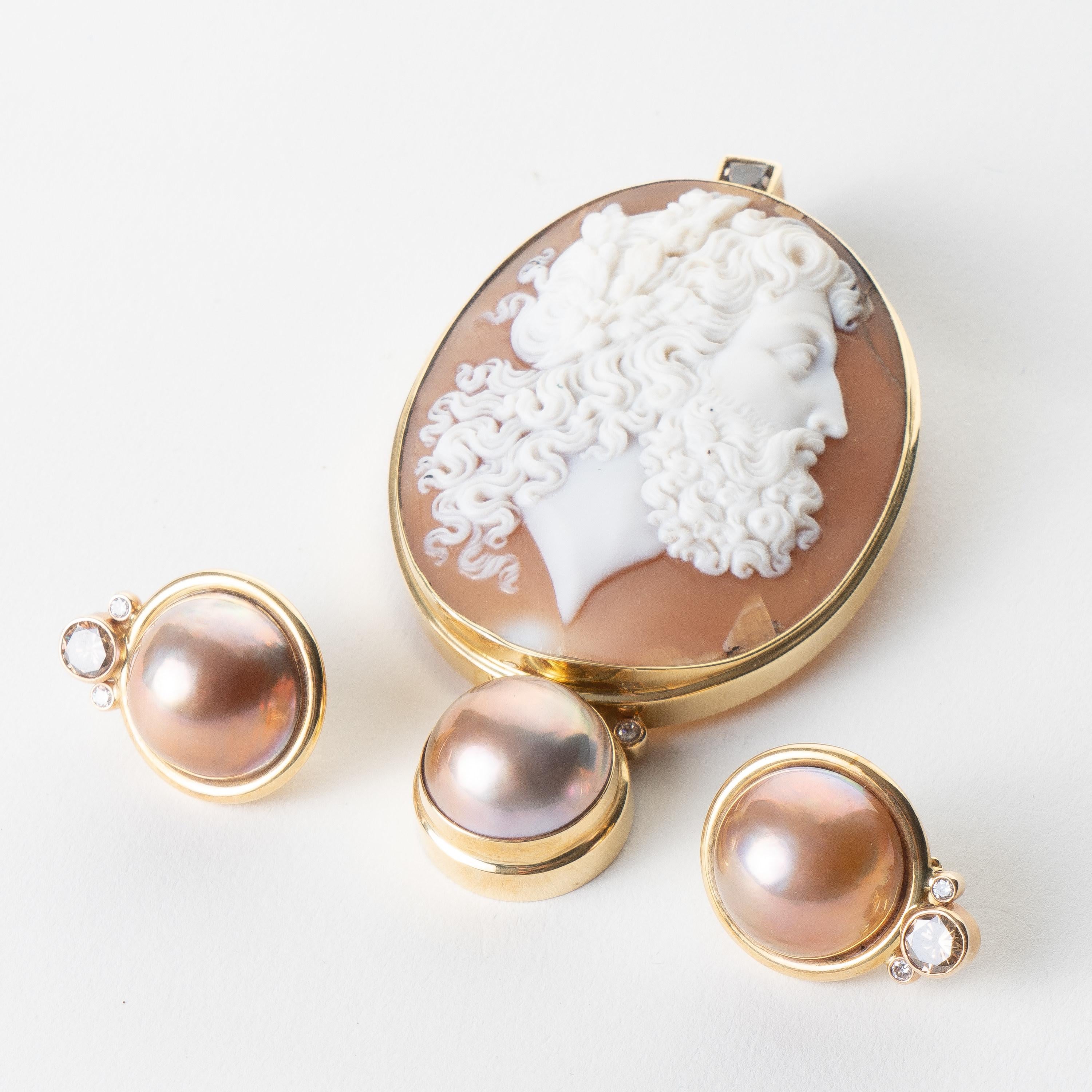 Women's Italian cameo pendant & pearl earrings set For Sale