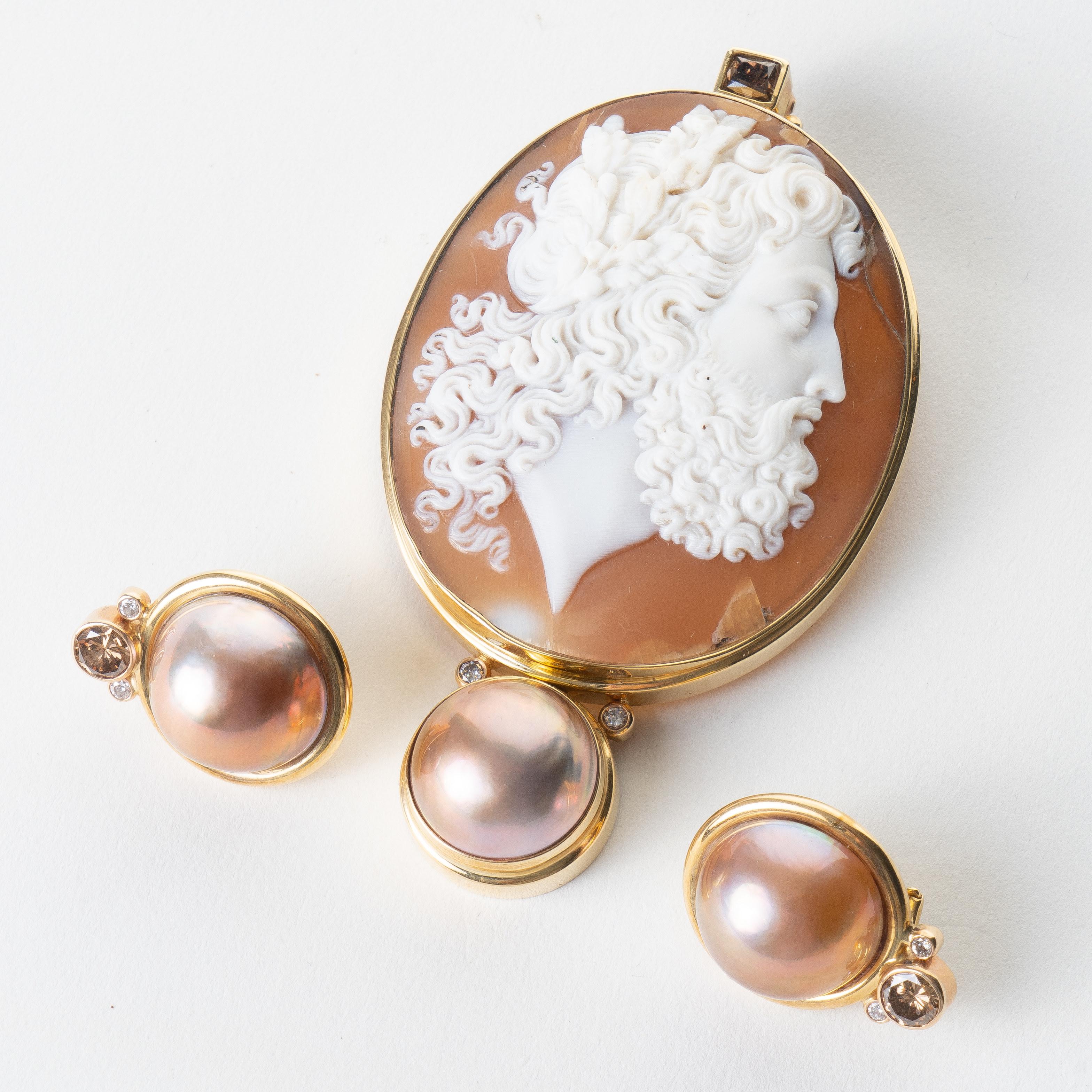 Italian cameo pendant & pearl earrings set For Sale 1