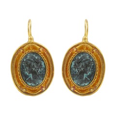 Boucles d'oreilles pendantes en camée italien et vermeil