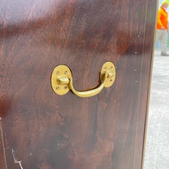 Pecho lencero con incrustaciones de latón estilo campaña italiana Cómoda Cajonera