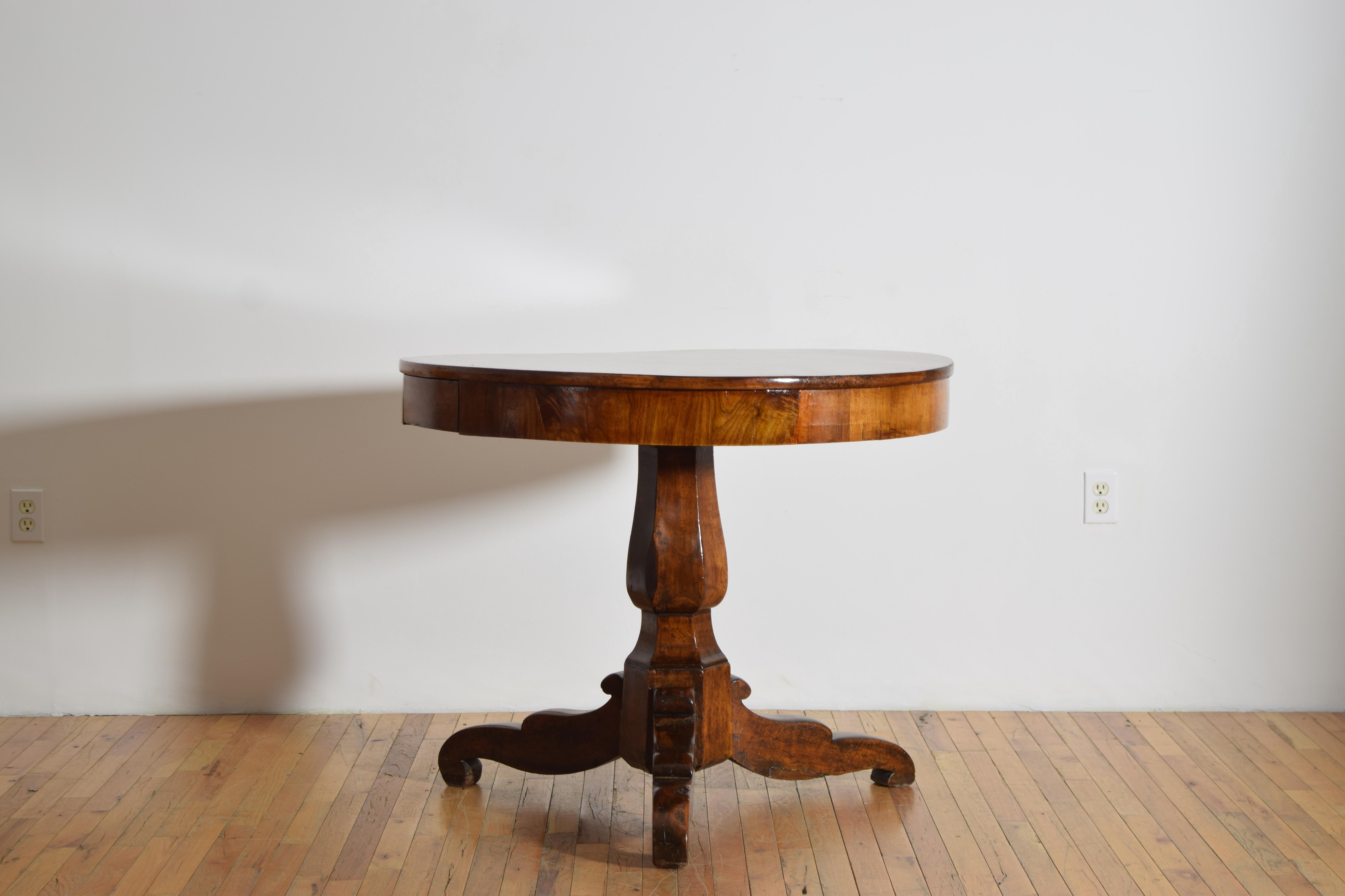 Italiana, Campania, Mesa central neoclásica tardía de nogal con 2 cajones, ca. 1835 Neoclásico en venta