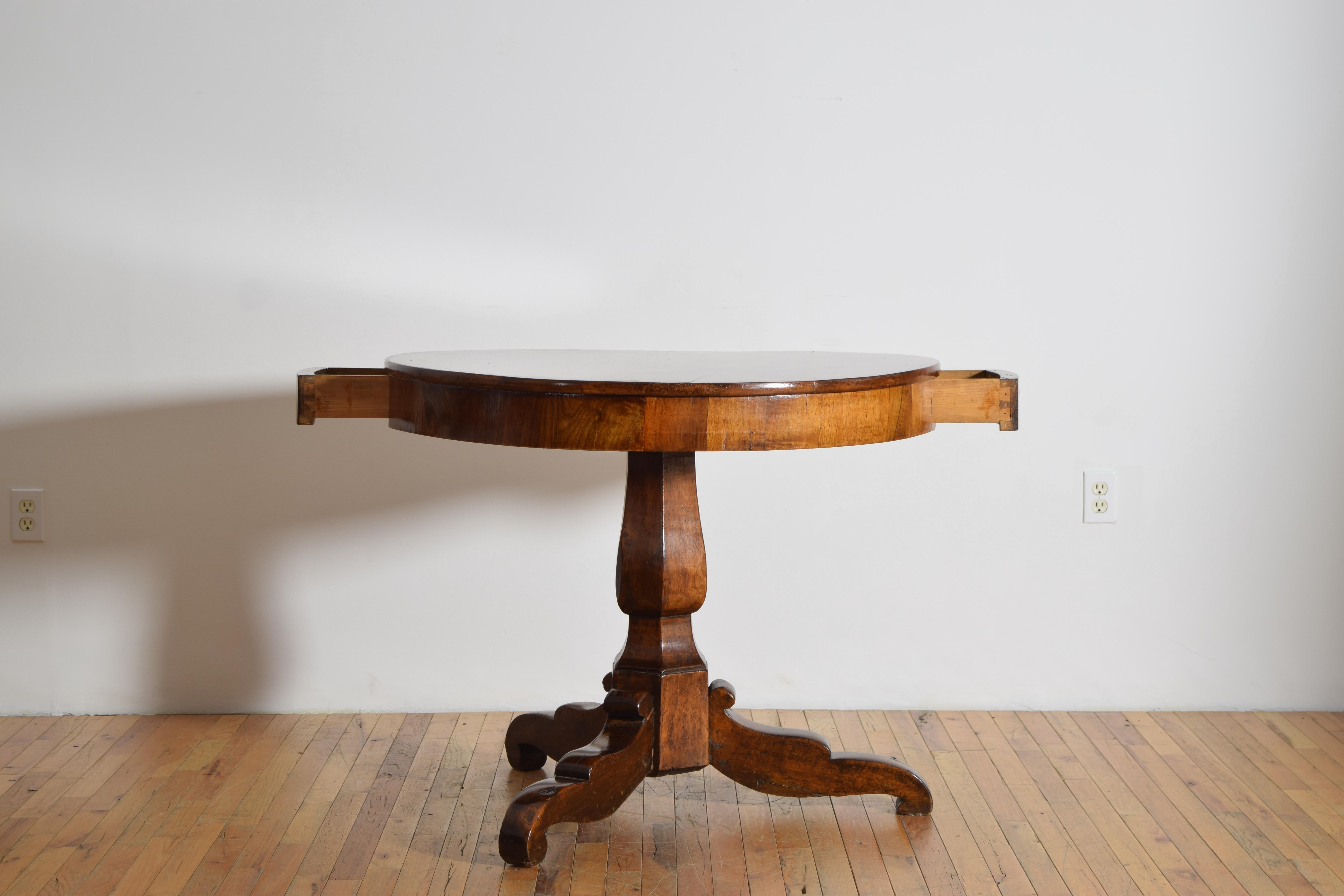 Italiana, Campania, Mesa central neoclásica tardía de nogal con 2 cajones, ca. 1835 Italiano en venta