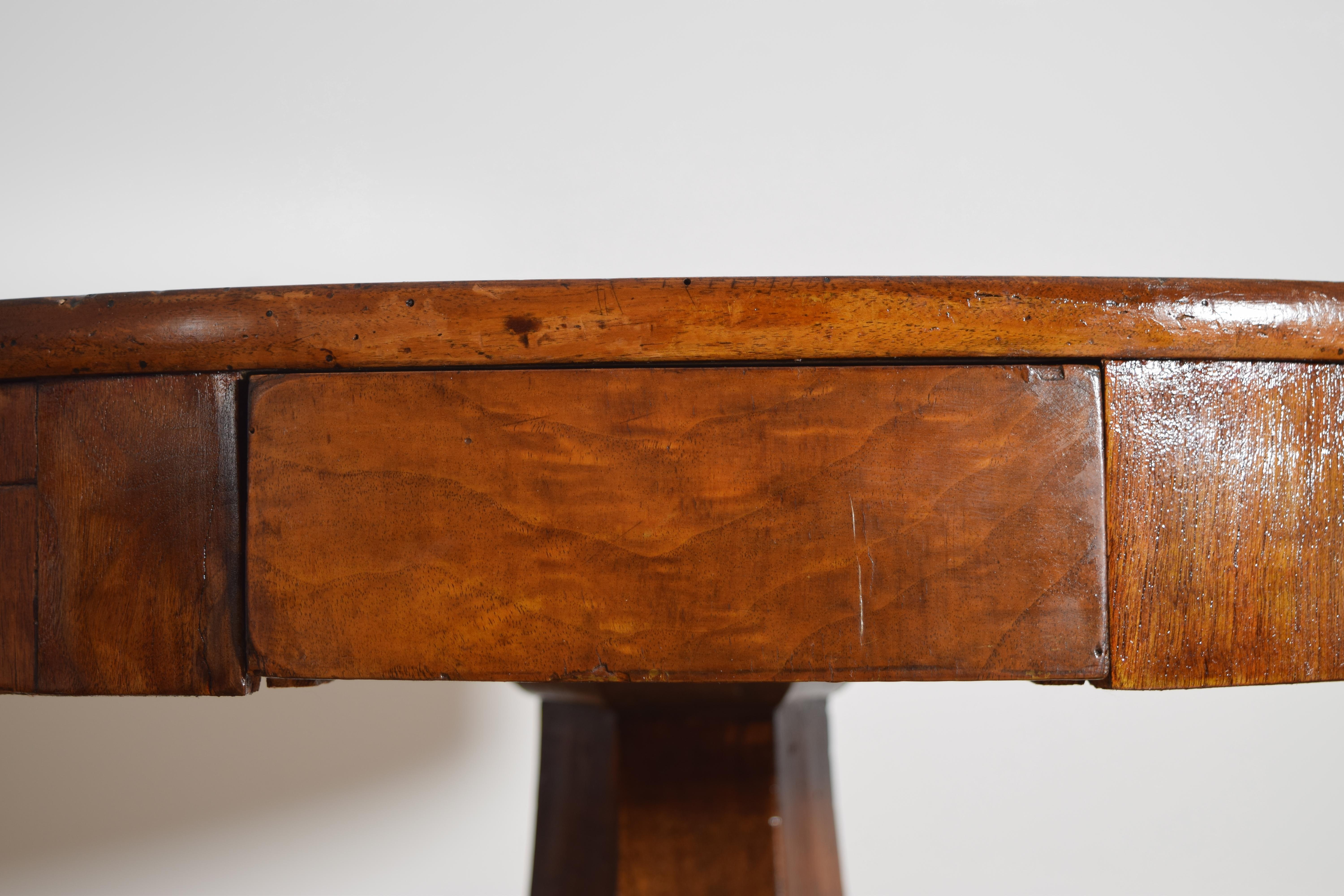 Italiana, Campania, Mesa central neoclásica tardía de nogal con 2 cajones, ca. 1835 Nogal en venta