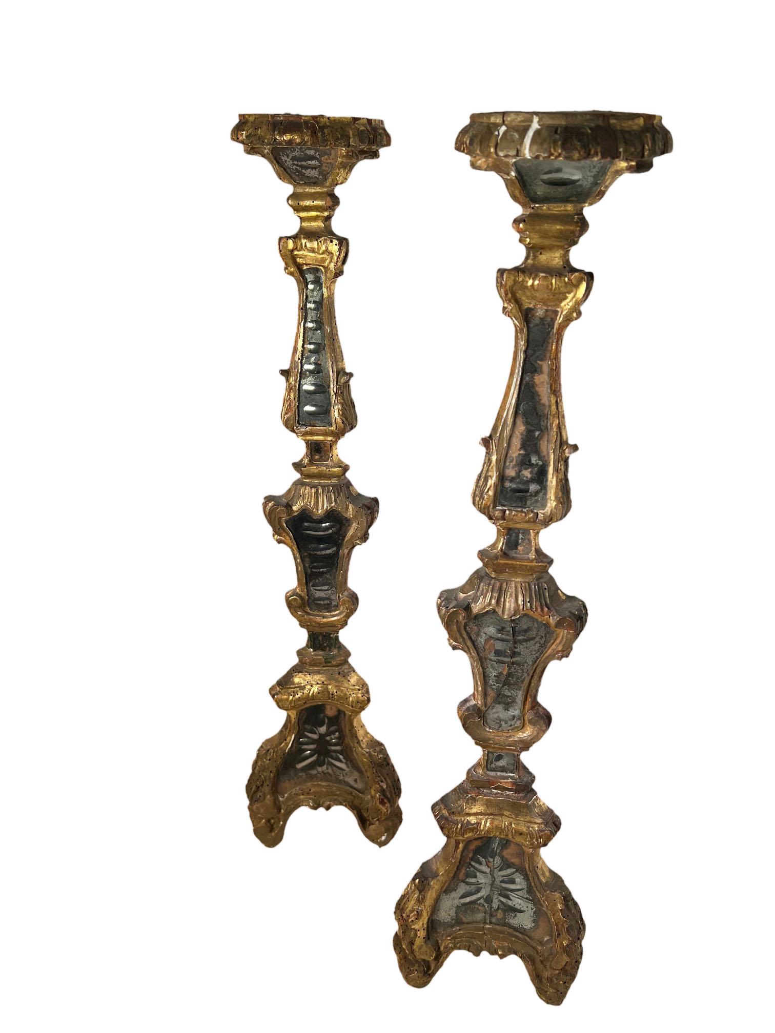 Ein Paar italienische Kerzenständer mit gravierten Spiegeln. Zwei der Spiegel sind gesprungen. Italien, um 1800.  