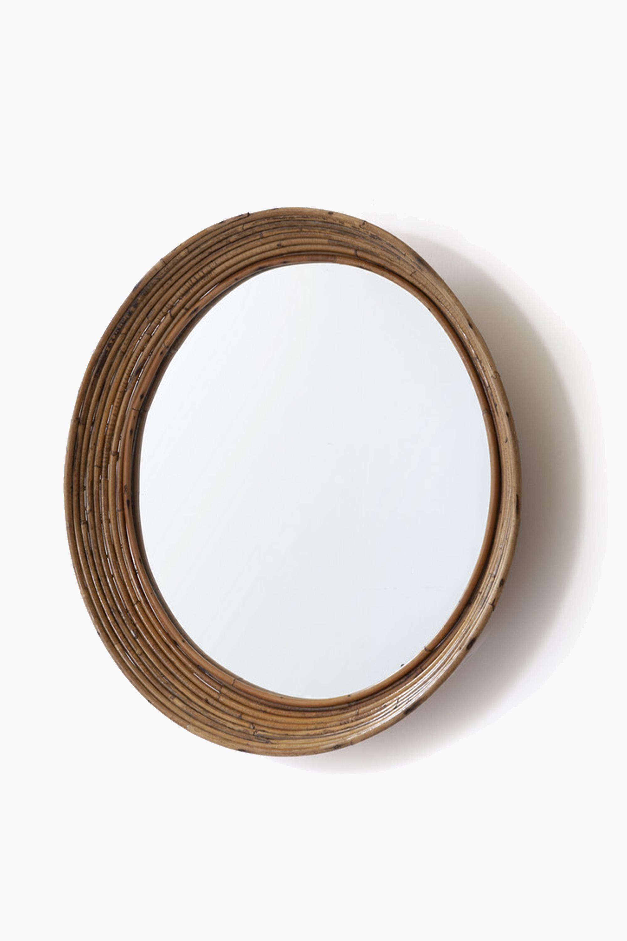 Specchio di canna italiano attribuito a Vivai del Sud, anni '60

Specchio di canna circolare italiano degli anni '60 attribuito allo studio di design romano Vivai del Sud. Italiano.
La migliore qualità e in perfette condizioni.

Dimensioni: Altezza