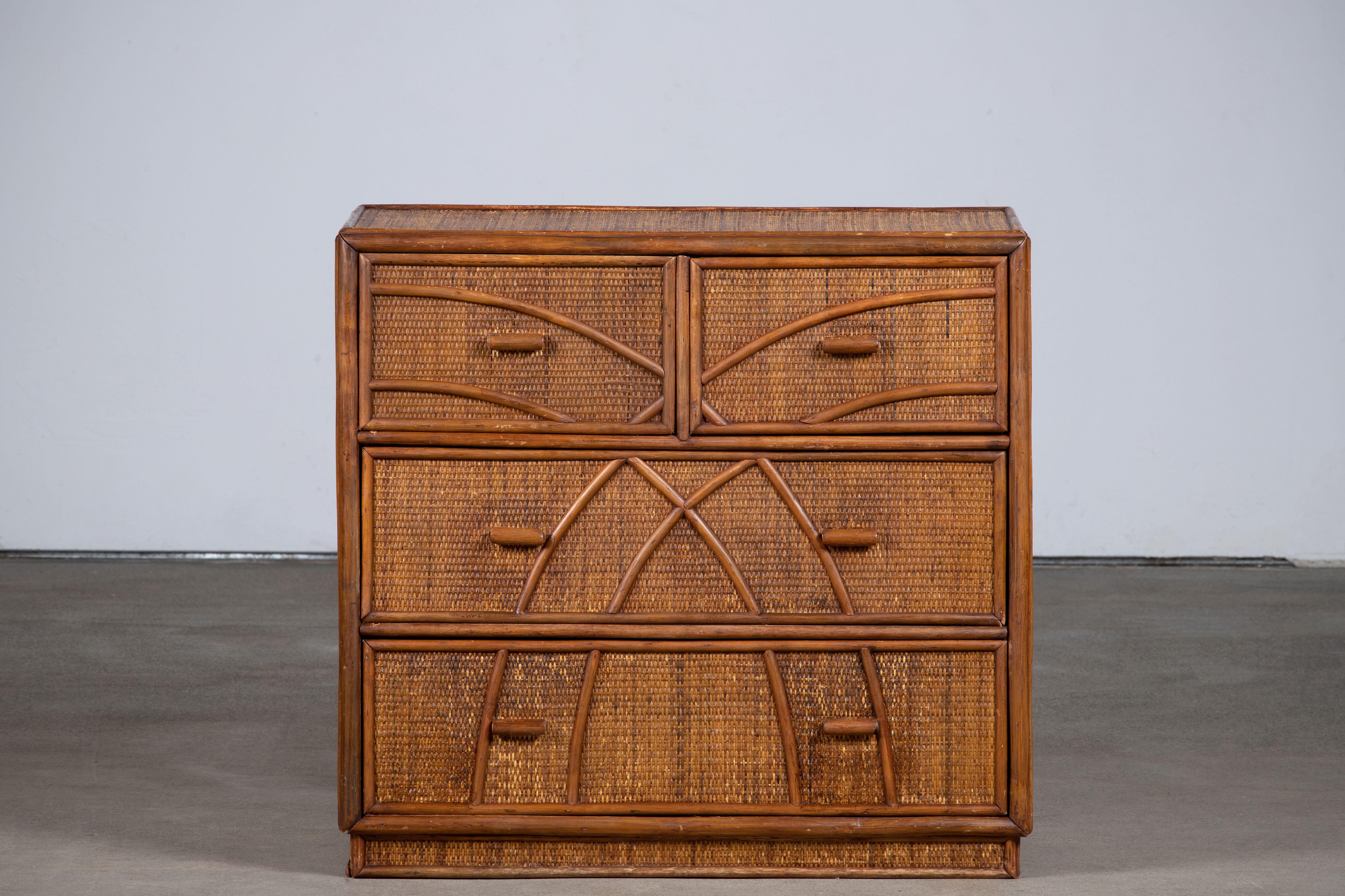 Amazing midcentury bamboo, Rattan and wicker chest of drawers. This wonderful piece was designed in Italy during the 1980s.

A fantastic item that will be a perfect addition in order to complete a midcentury studio or a bedroom.

In the manner