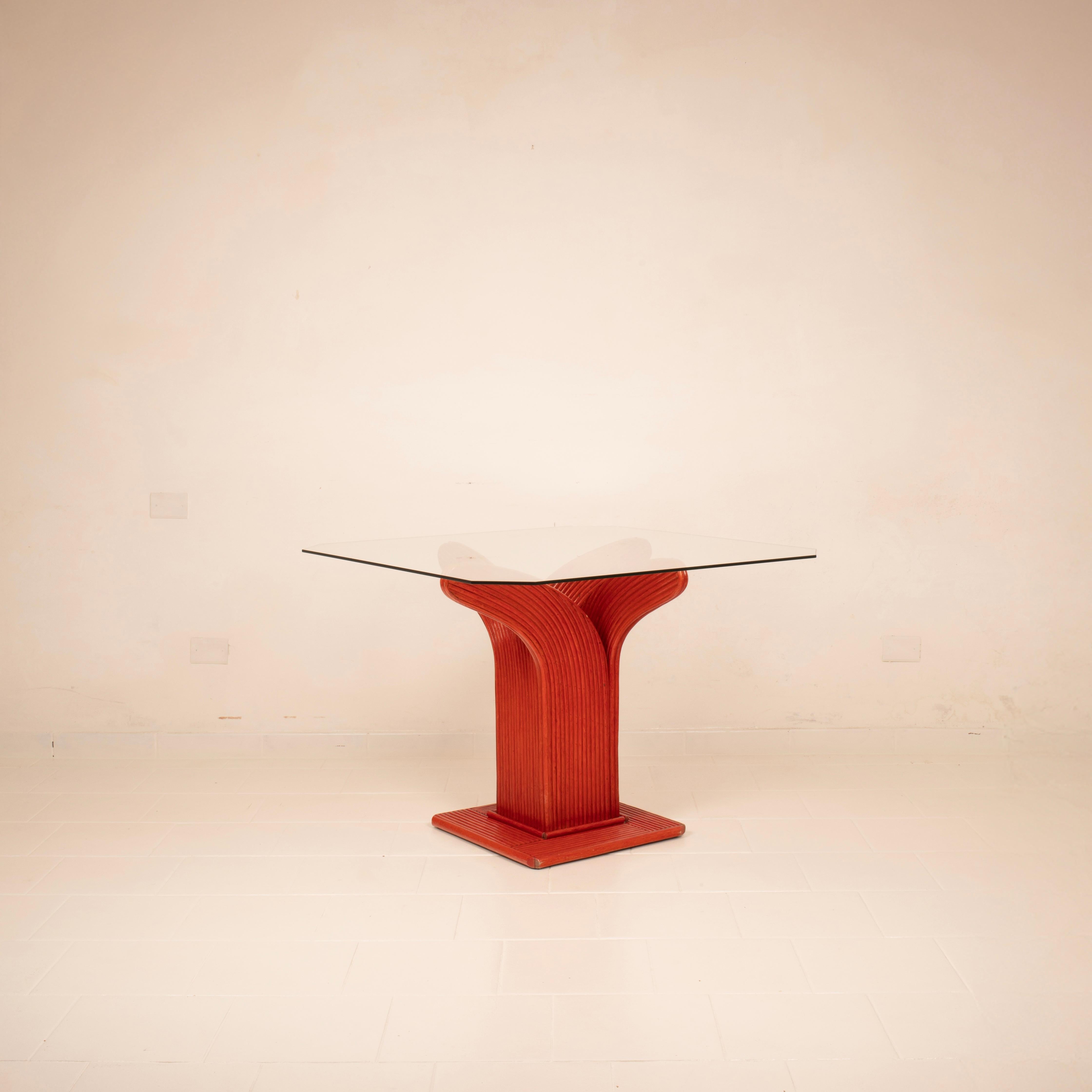Majestuosa y teatral, esta mesa de comedor de Vivai del Sud es una de las mejores expresiones del diseño decorativo italiano de la década de 1980.
Fruto de un trabajo artesanal de primer nivel, cuenta con una base escultural fabricada íntegramente