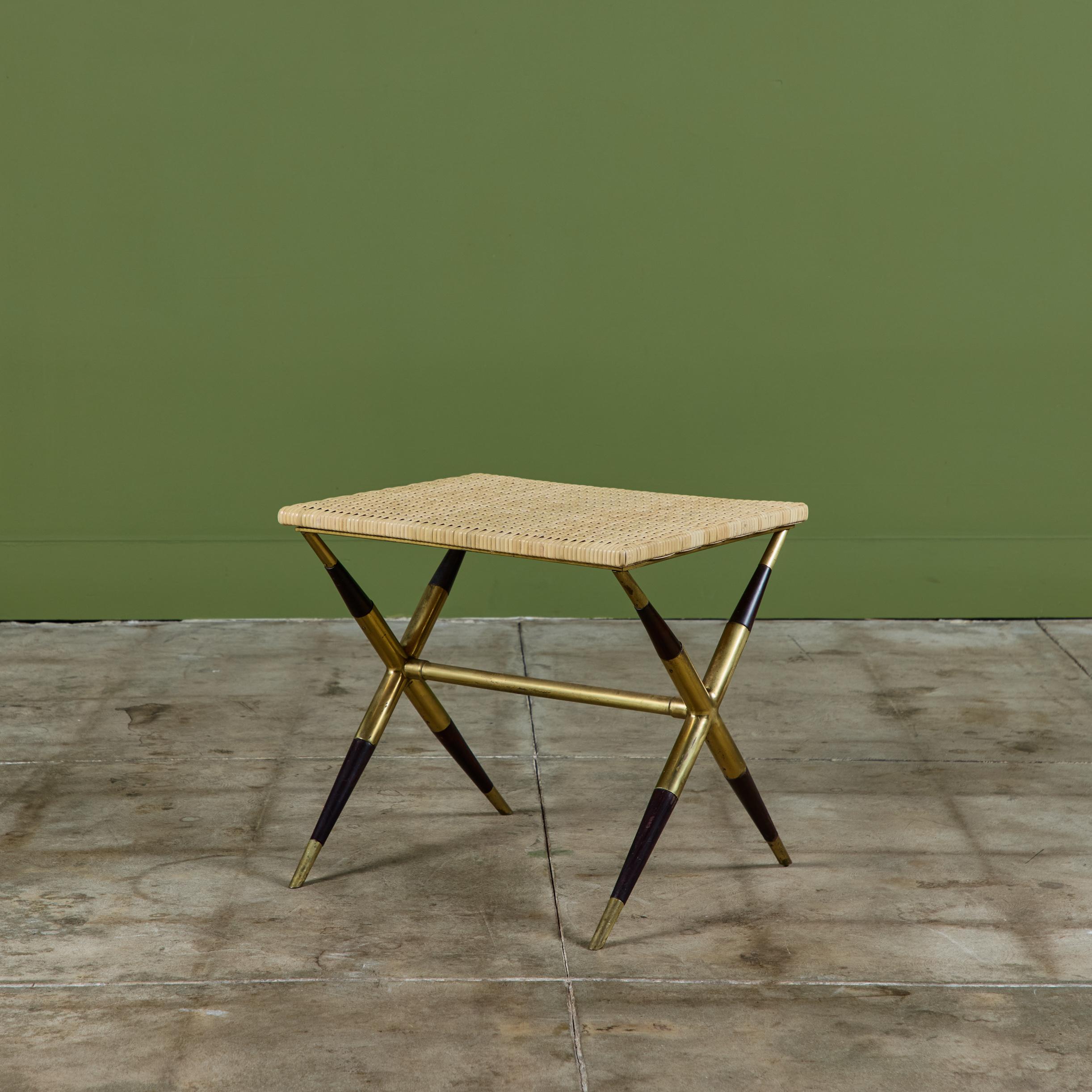 Table d'appoint italienne avec plateau en rotin et base en laiton. Cette table présente un magnifique plateau nouvellement cannelé soutenu par un piètement en X en laiton et en bois ébonisé.

Dimensions
19,5