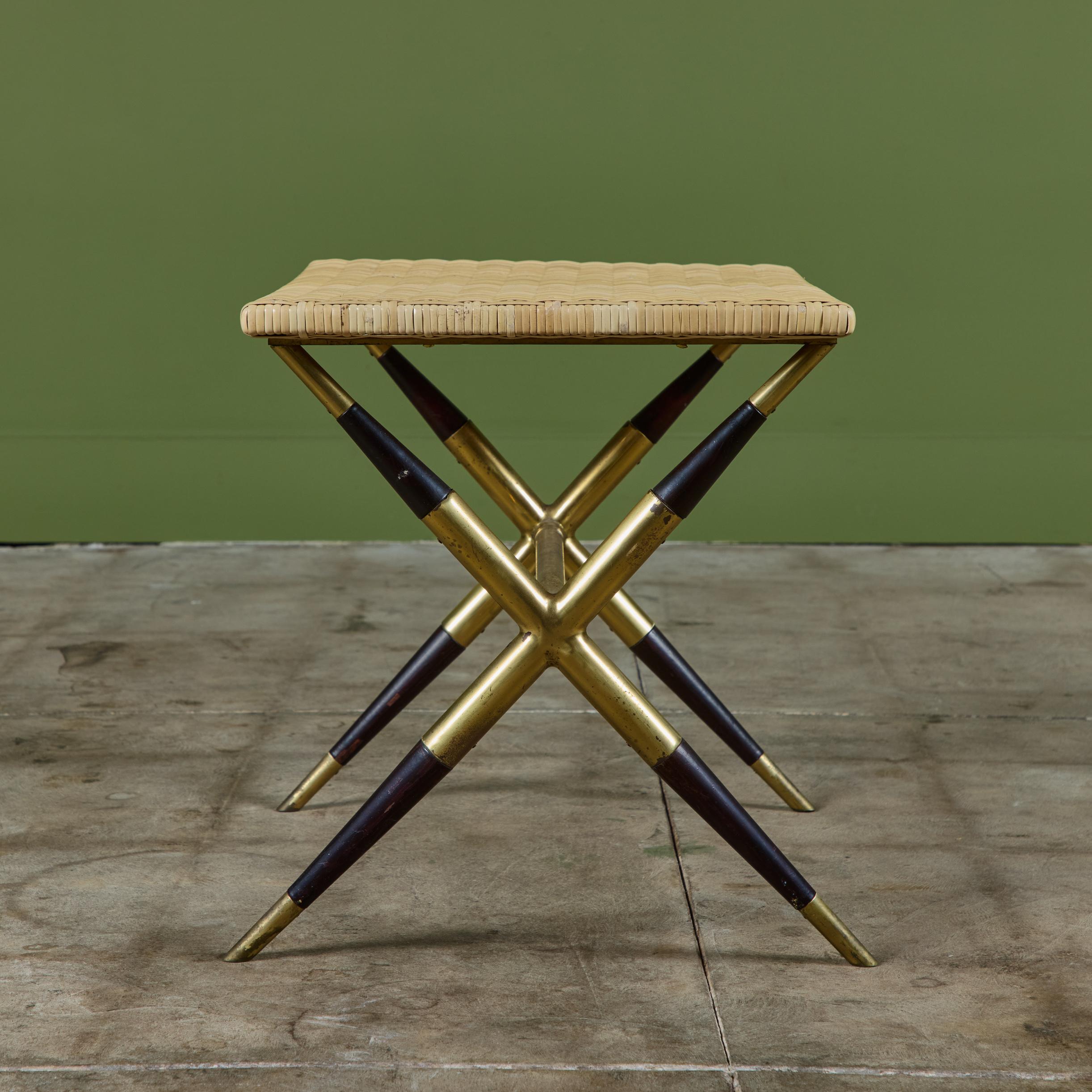 Mid-Century Modern Table d'appoint italienne à plateau en rotin en vente